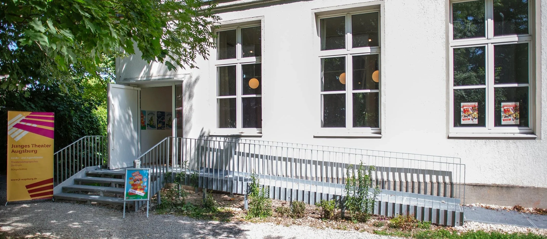 Eingangsbereich zum Jungen Theater Augsburg, mit Treppe und Rollstuhlrampe