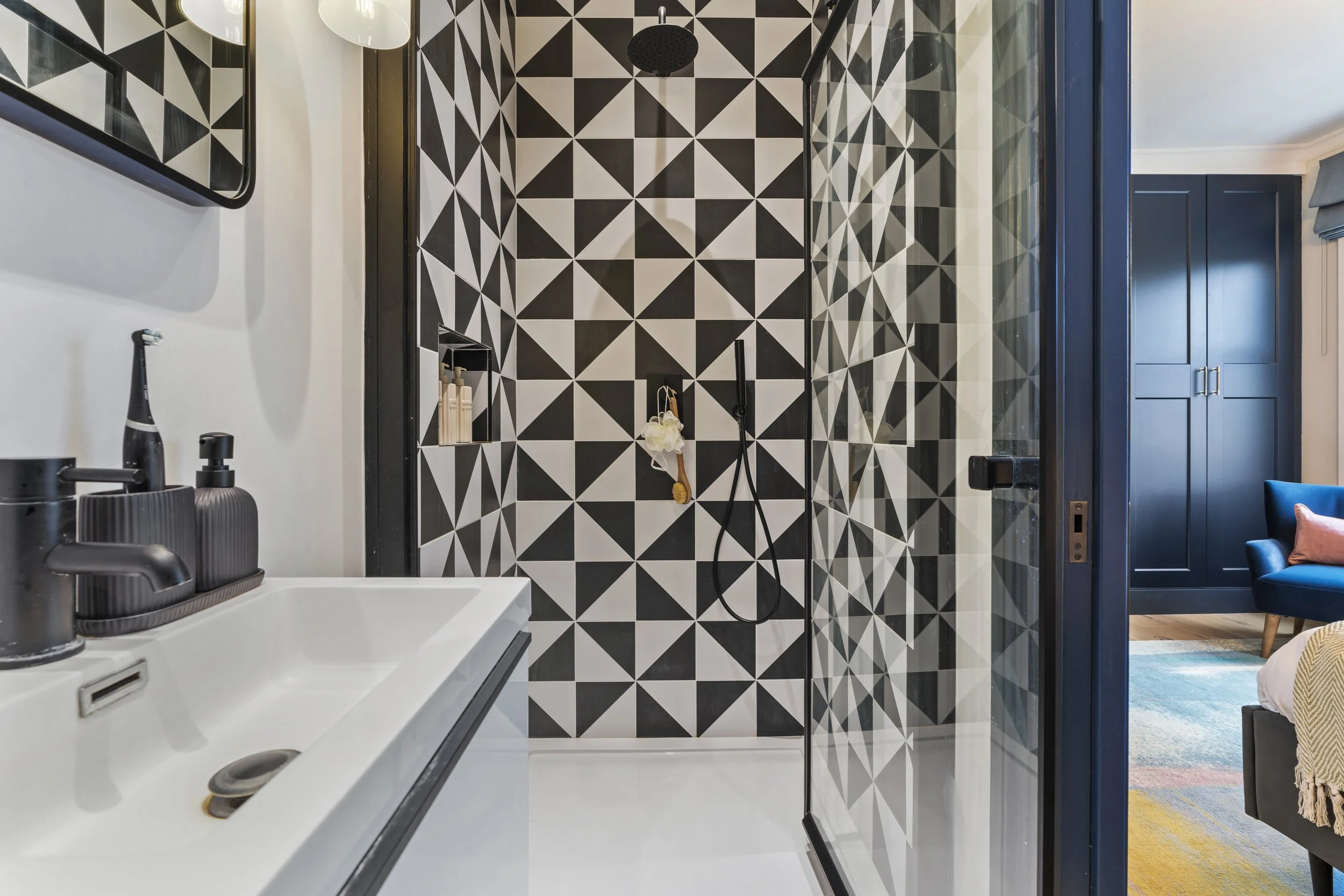 monochrome-bathroom.jpg
