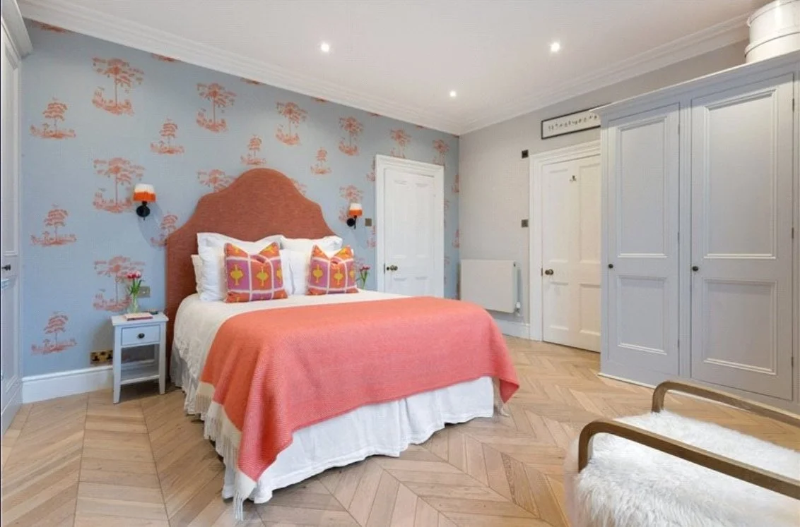 lucury-bedroom-with-wallpaper.jpeg
