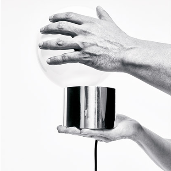 holding tip of the tongue table lamp.png