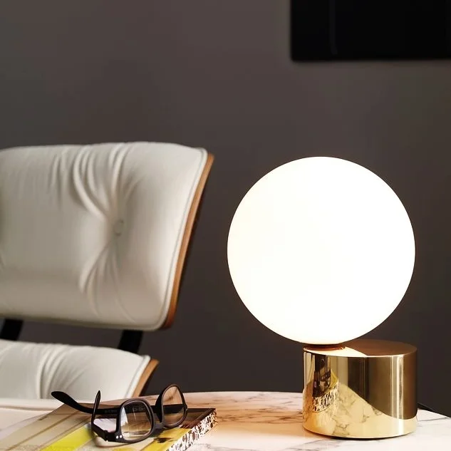 tip of the tongue table lamp : on.jpeg