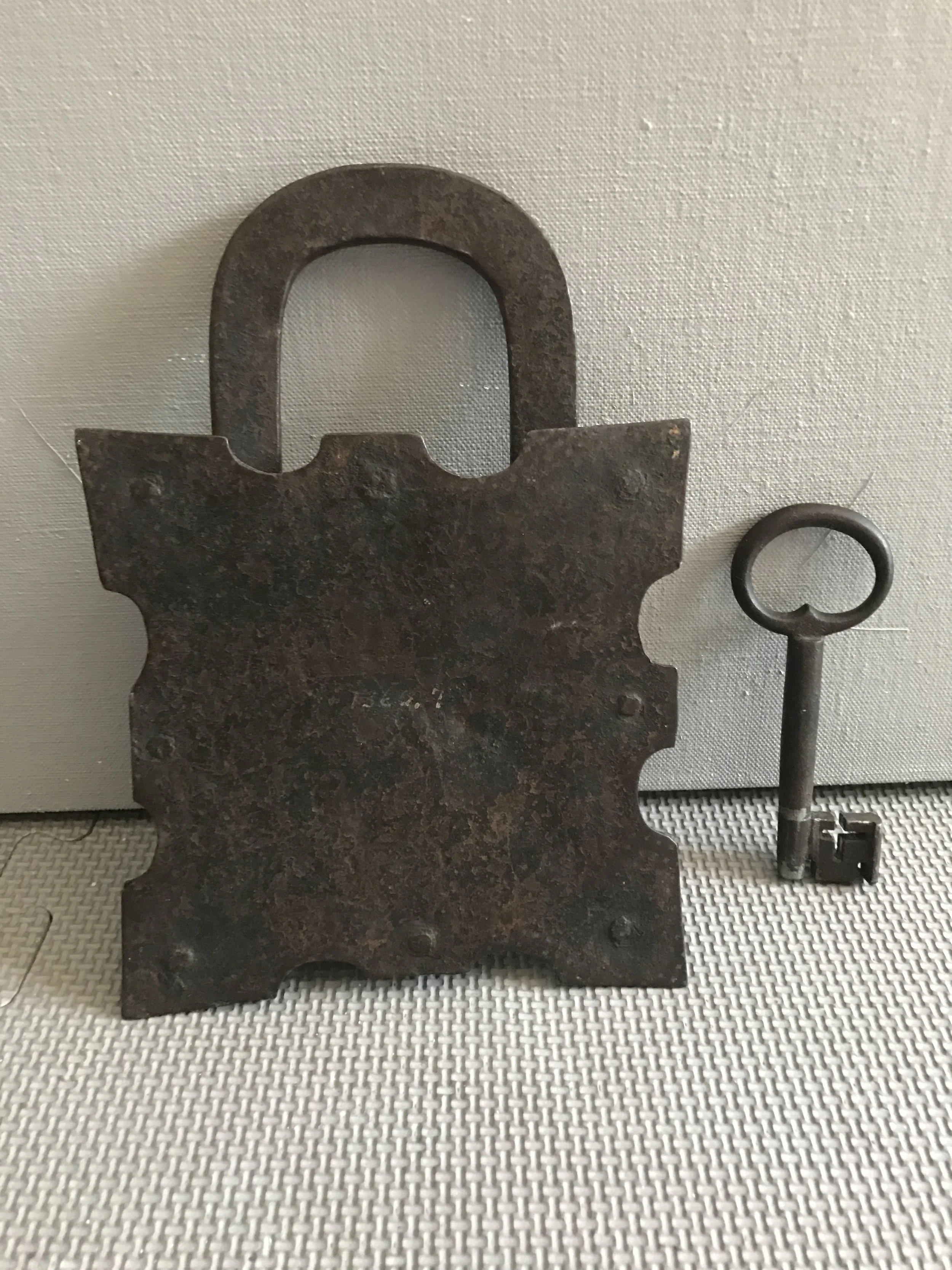15th_century_padlock_teremok_antiques_.JPG
