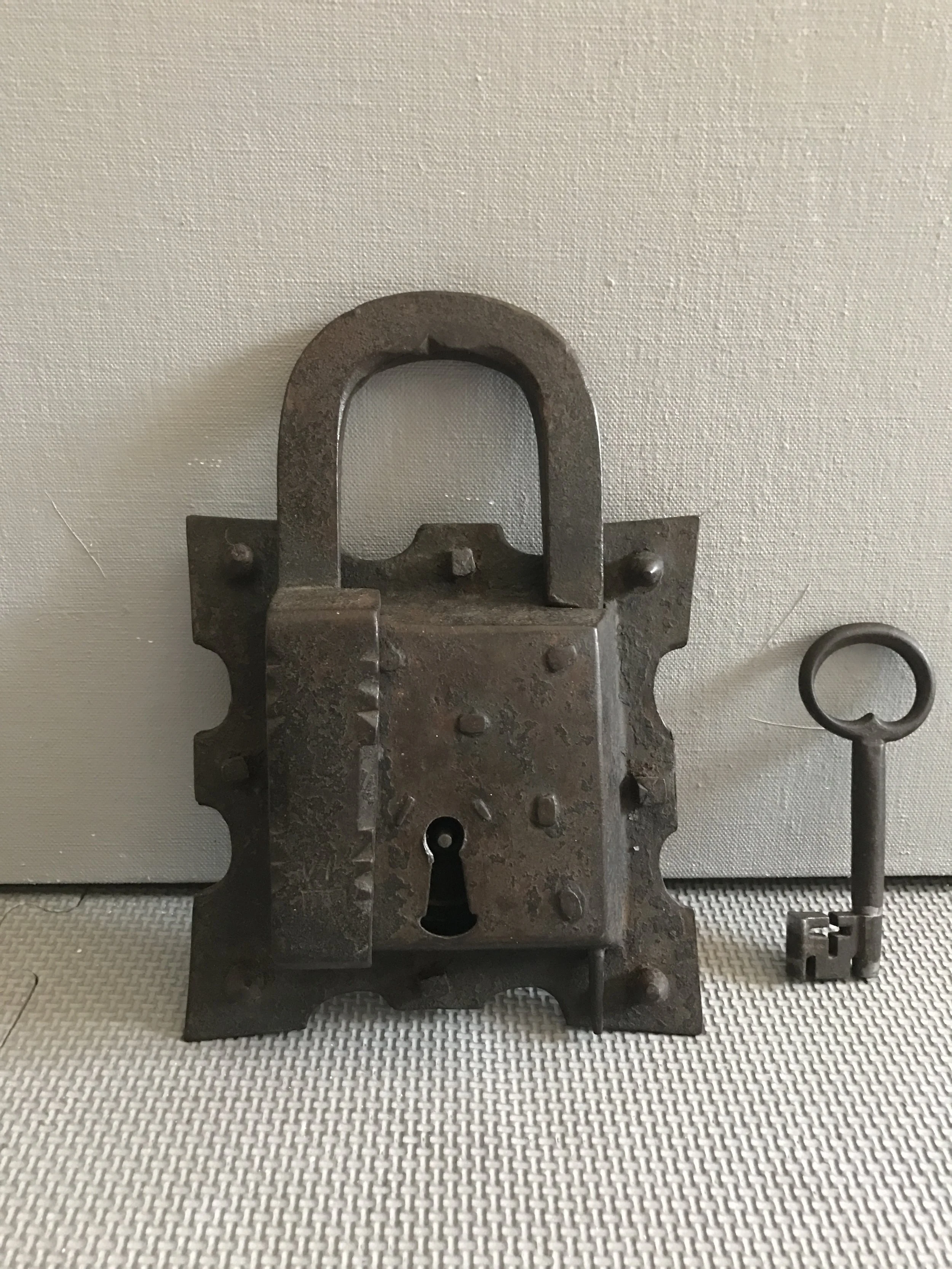 15th_century_padlock_teremok_antiques_1.JPG