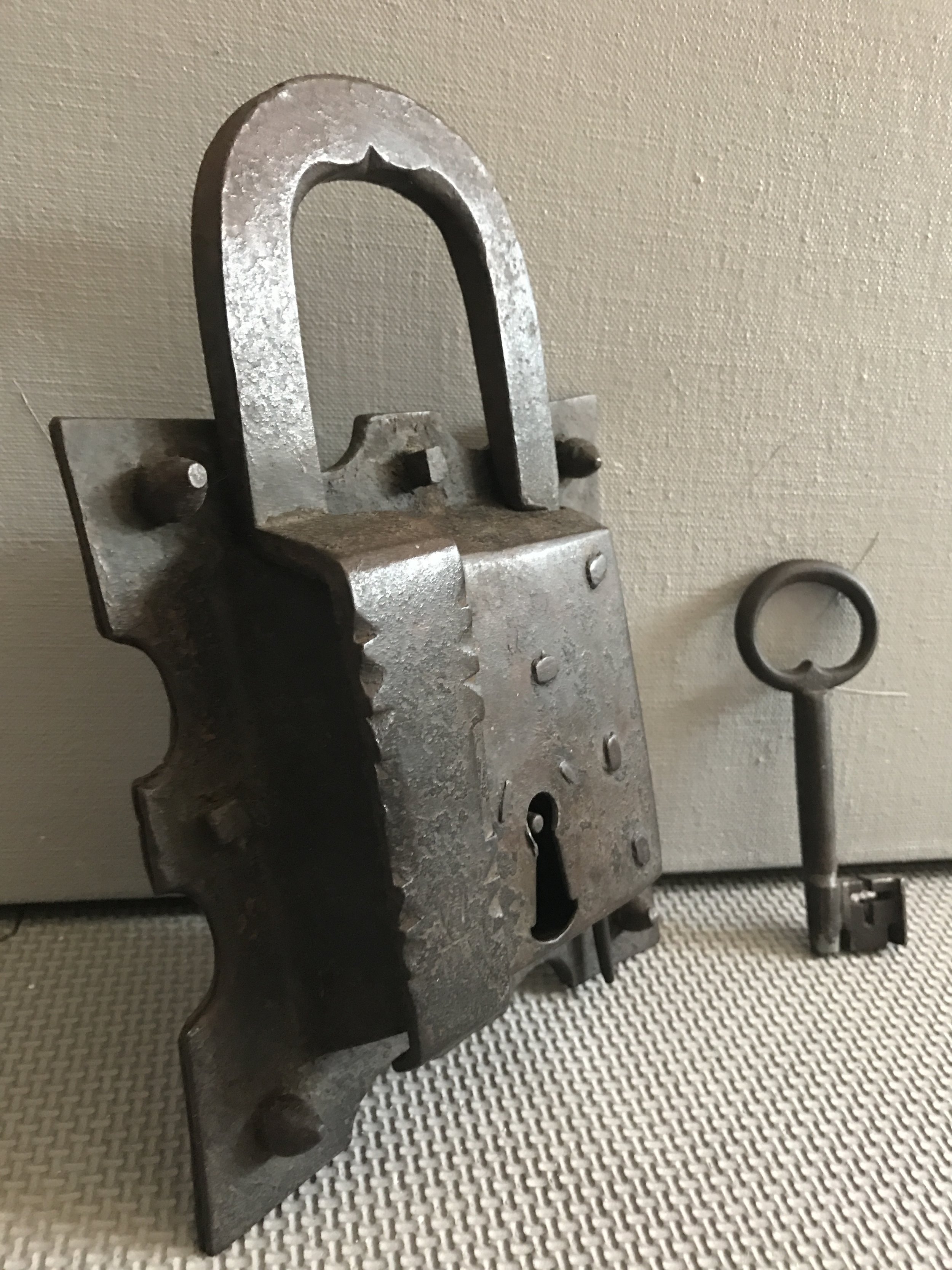 15th_century_padlock_teremok_antiques_3.JPG