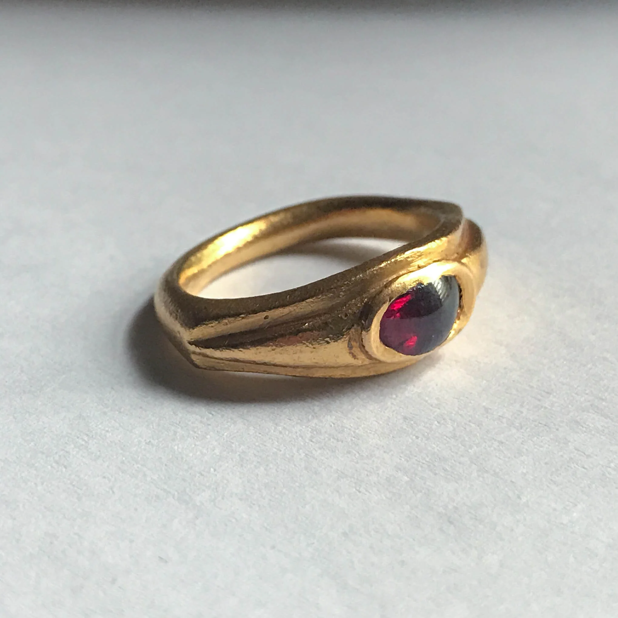17_roman_garnet_gold_ring_2.jpg