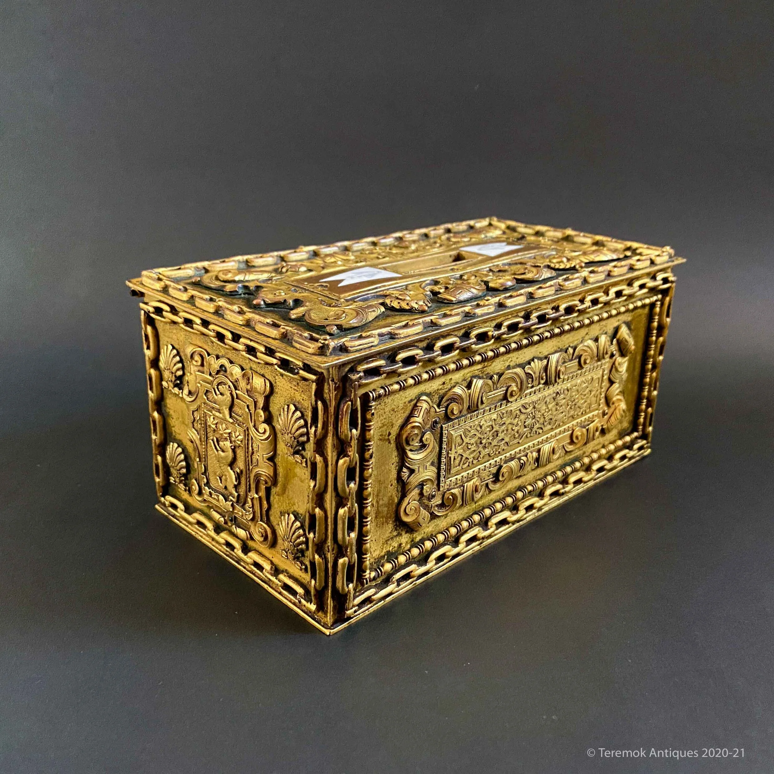 20_07_casket_gilt_nautical_motifs_1_TrmkAntqs_0312-sq.jpg