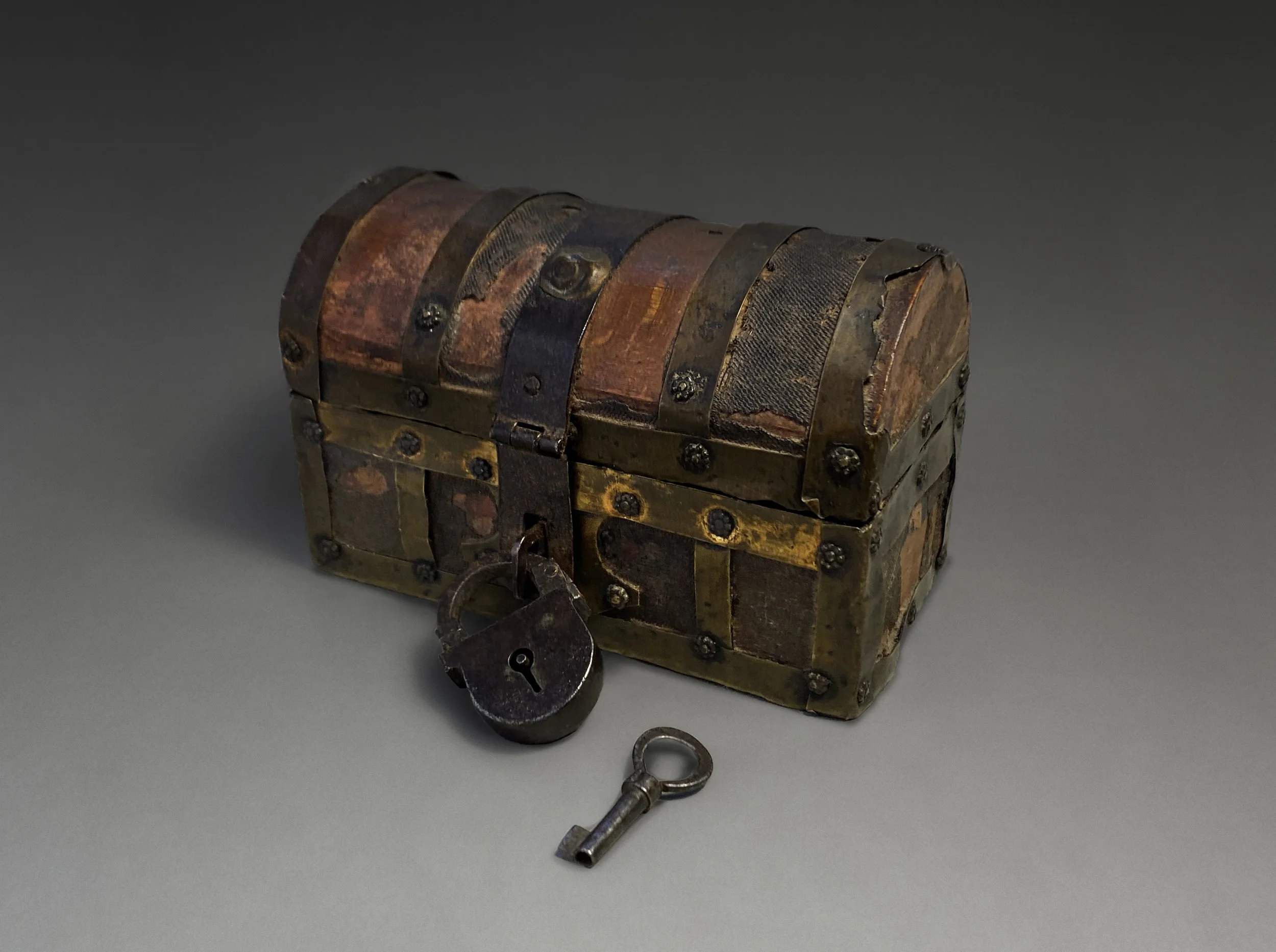 20_02_27_miniature_16th_casket_3a_TrmkAntqs_0316 copy-sq.jpg