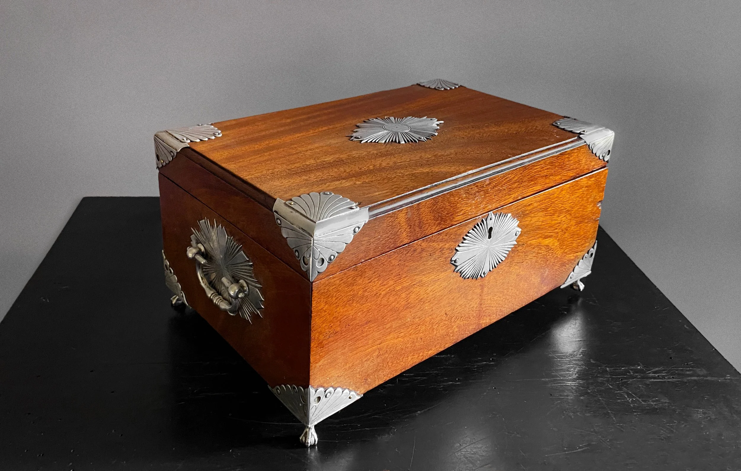 20_04_18_Casket_Mahogany_Silver_Corner_7_TrmkAntqs_0422-sq.jpg