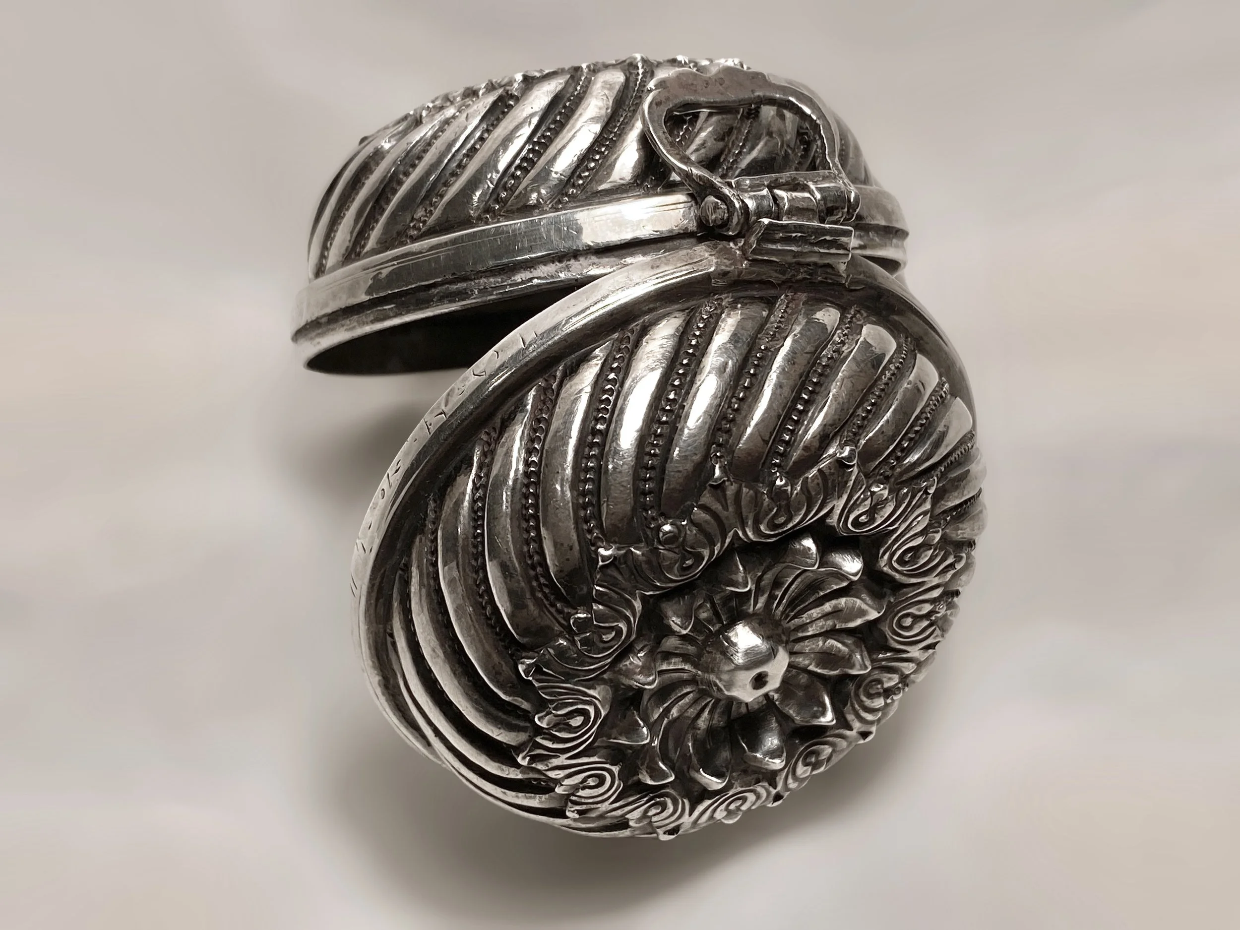 A partially opened silver box from India, 19th century.