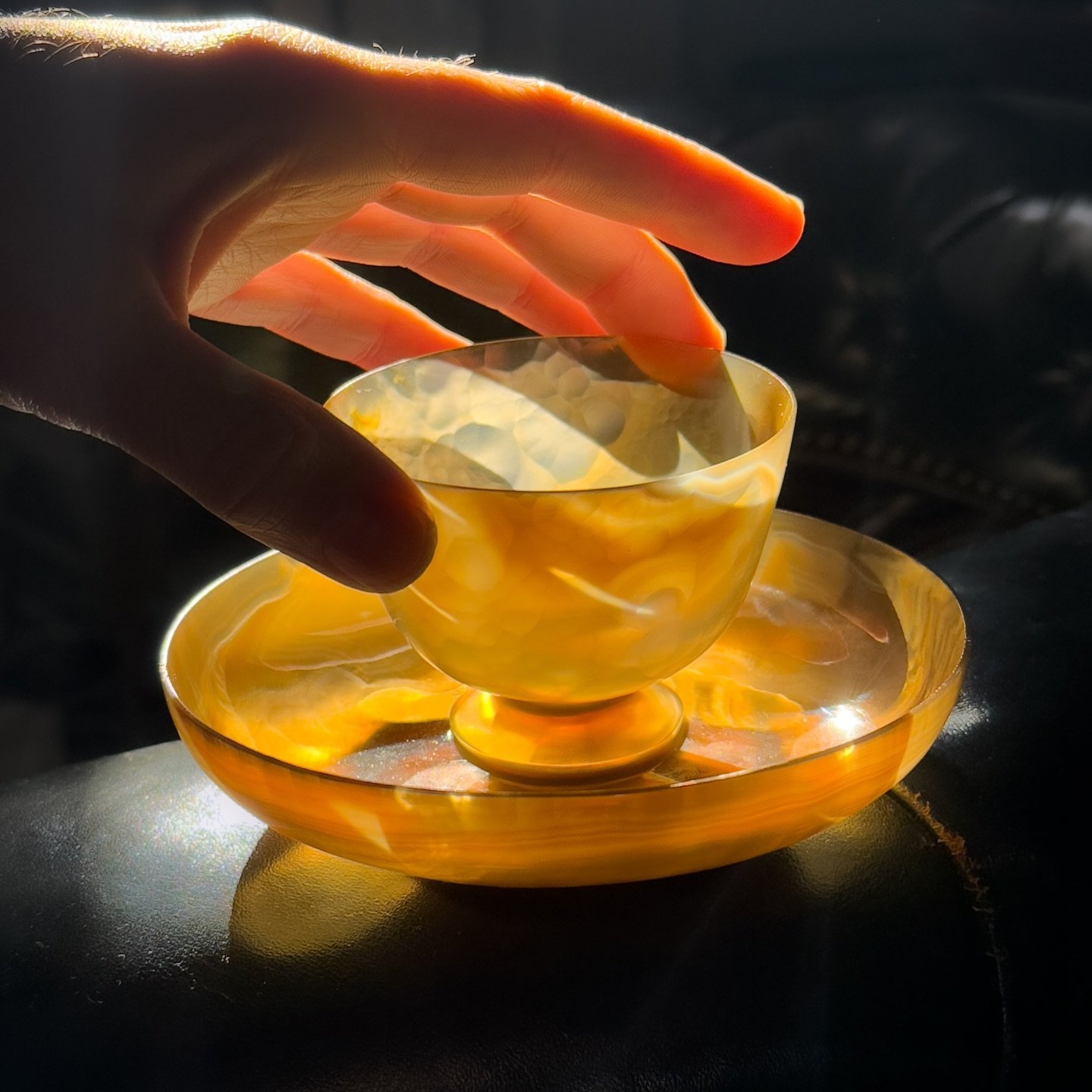Phenomenal agate cup and saucer, refined to a thickness of less than 2mm. 18-19th century, Cambay (Khambhat). #hardstone #agatecup #kunstkammer #antiques