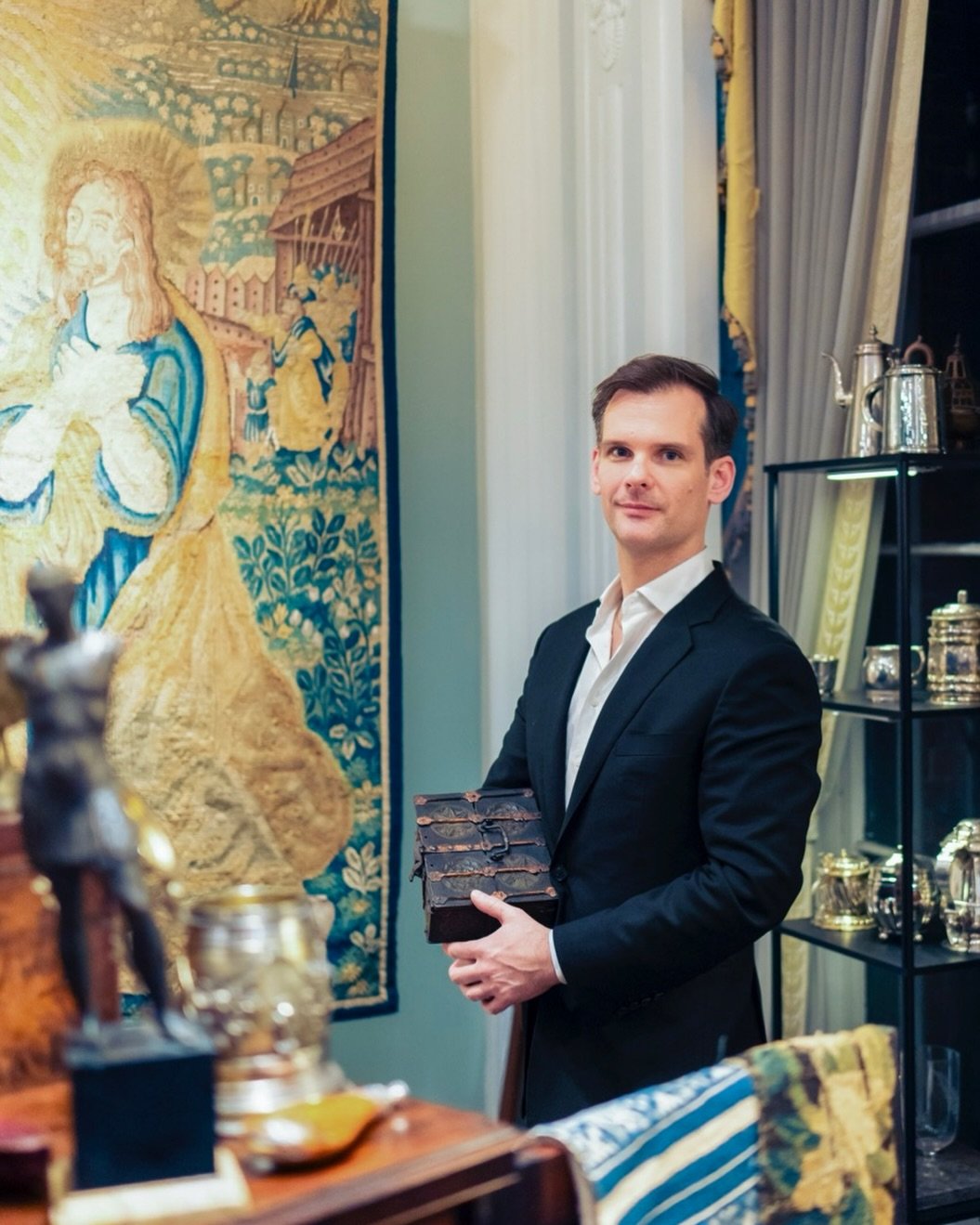 The inaugural YADA Antiques Show @yadaantiques held  in the historic George F. Baker Mansion hosted by @maxim.dimitry Photo credit: Peter Domorak @peterdomorak
