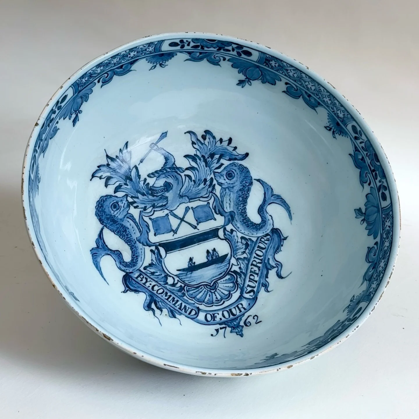 I am pleased to share that the Chipstone Foundation has acquired this rare armorial bowl from Teremok Antiques at The First Annual YADA Show. @thechipstonefoundation @yadaantiques @josephgromacki @luke_beckerdite 

English Delft bowl bearing the arms
