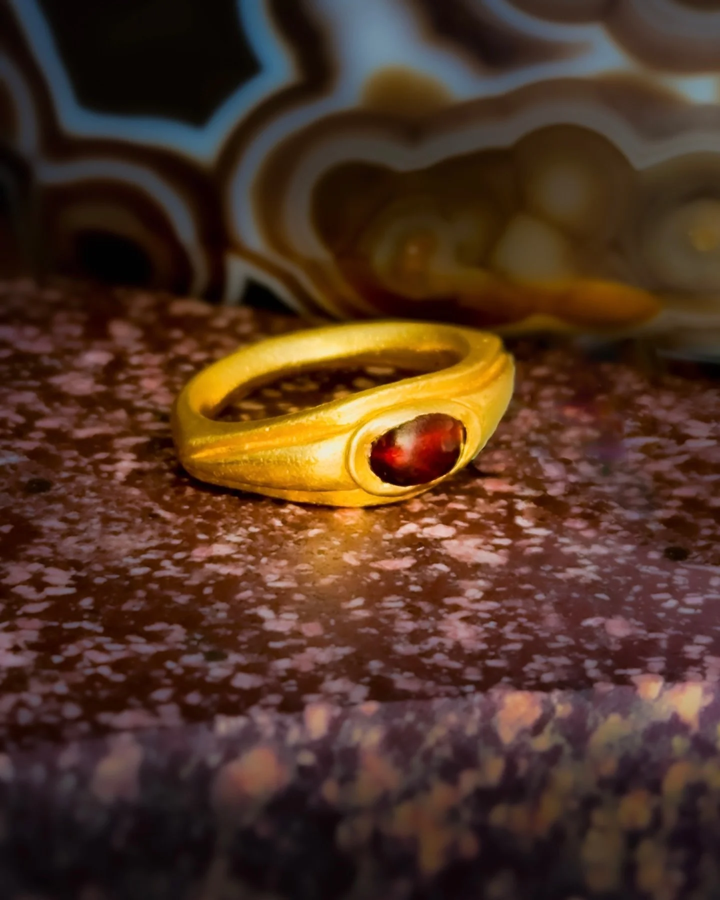🔴Ancient solid gold ring set with an oval convex garnet, the hoop rounded and decorated with raised ribbing at the shoulders. Excellent condition. Circa 2nd-3rd century CE. Weight: 12.5g
Wearable, Ring size: 6.5&ndash;7. #romanrings #antiquerings #a