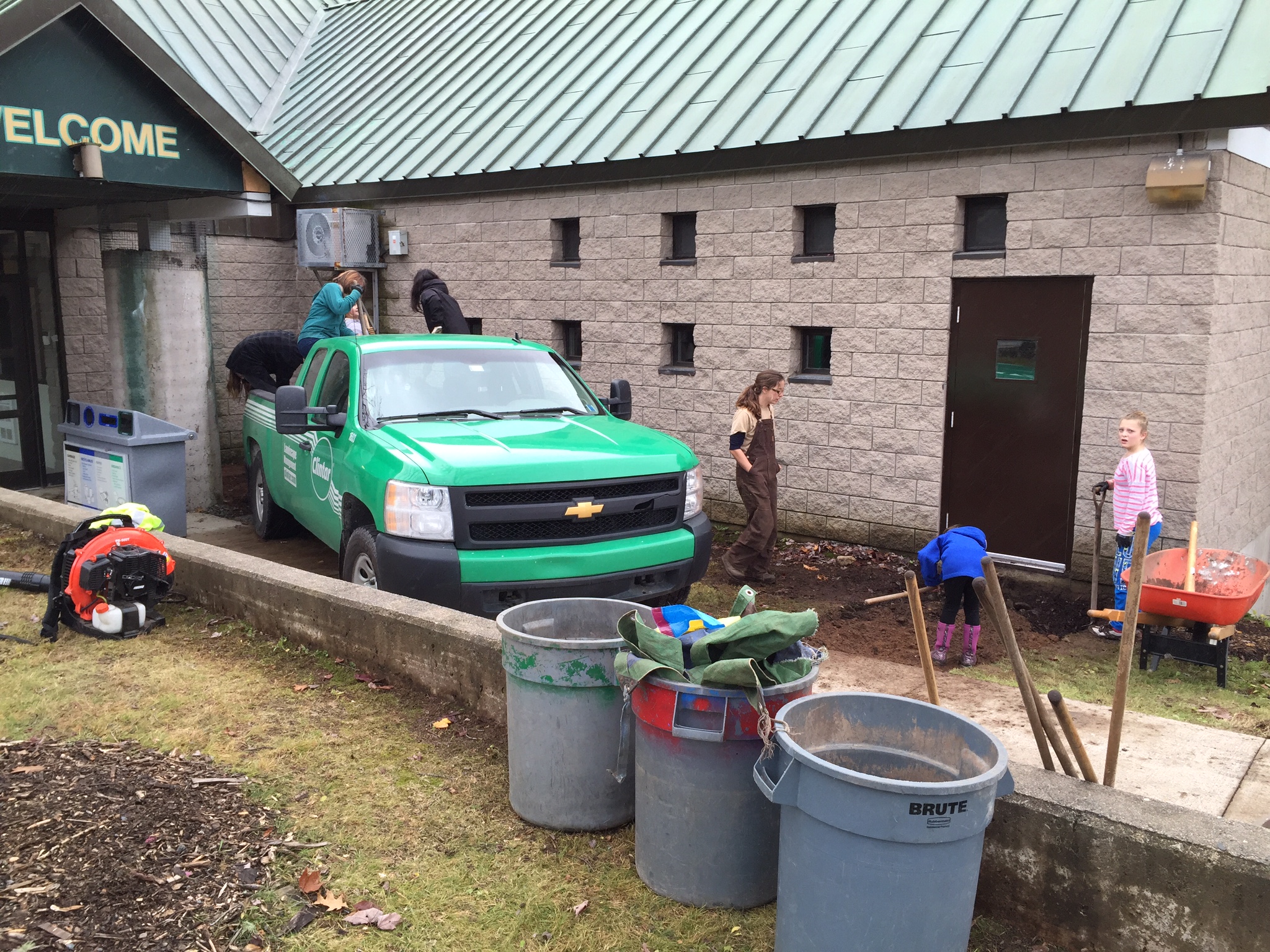 4H volunteers learn and contribute