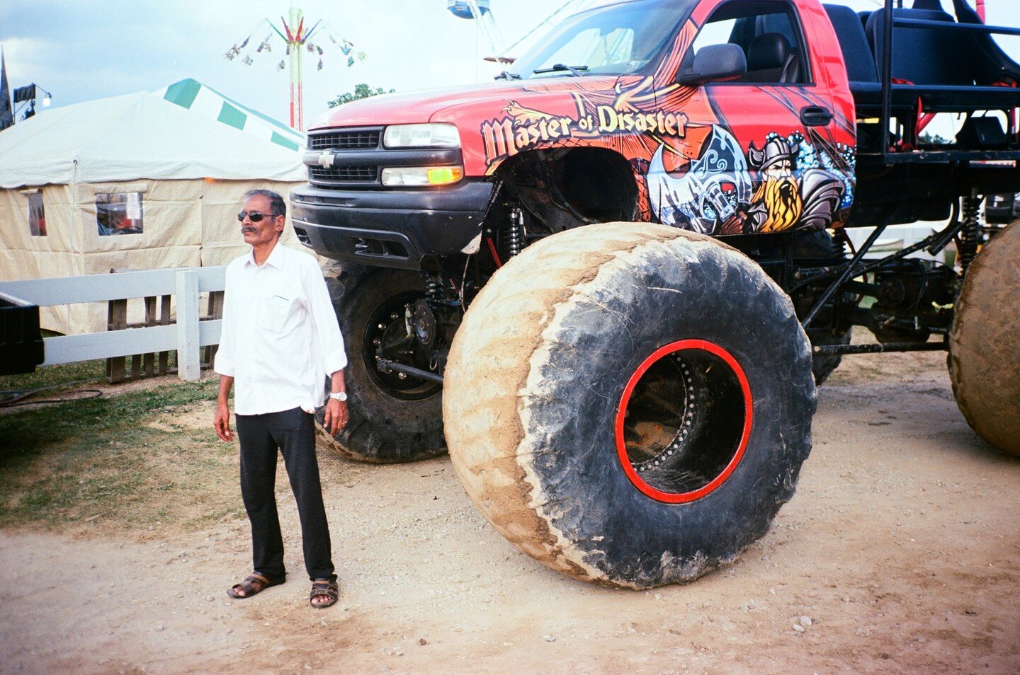 People in front of monster trucks are a staple of my photography.

#burnmyeye #streetsense #streetleaks #streetzim #eyeshotmag #hcsc_street #monstertruck #americana