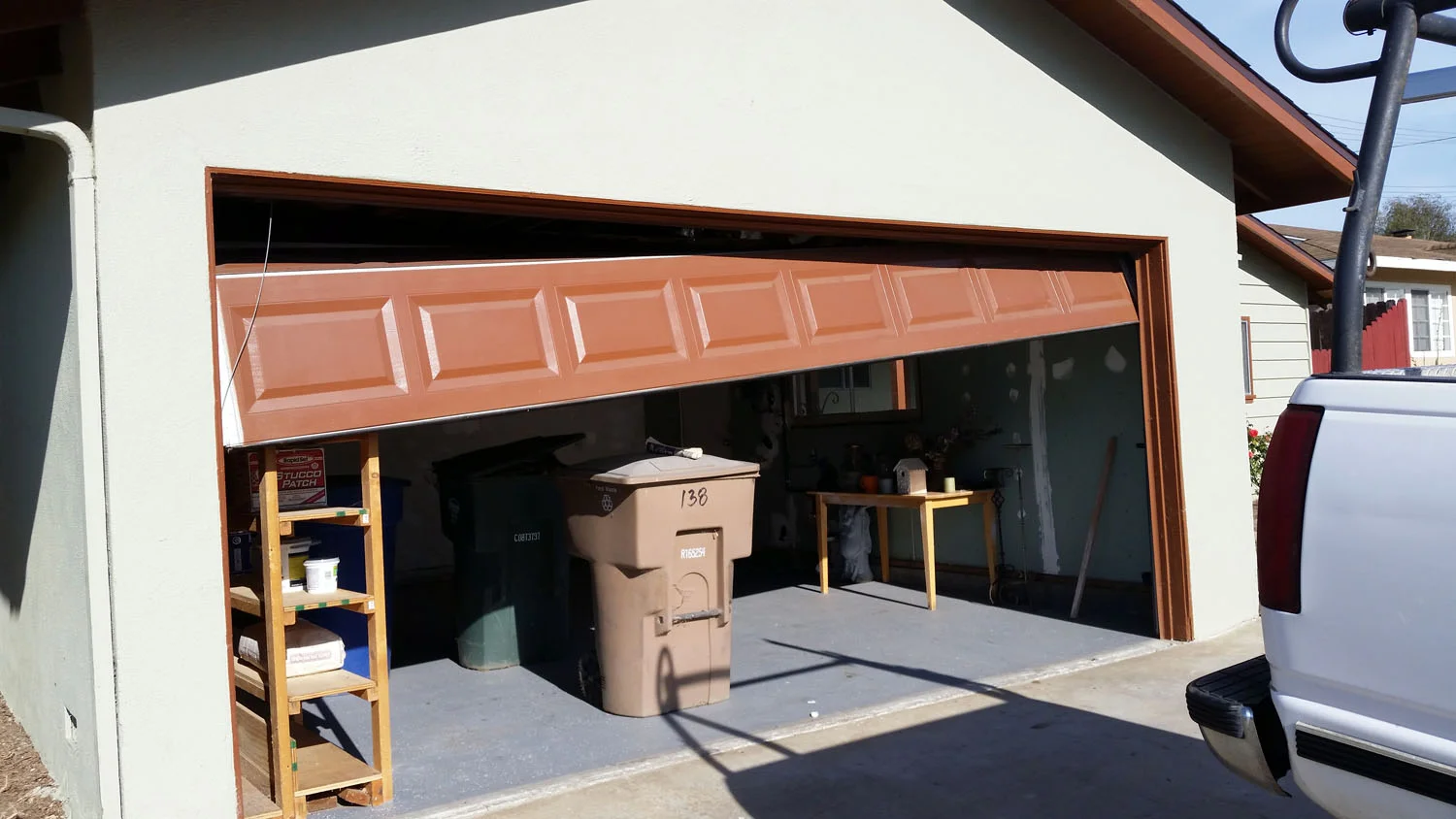 garage_door_off_track.jpg