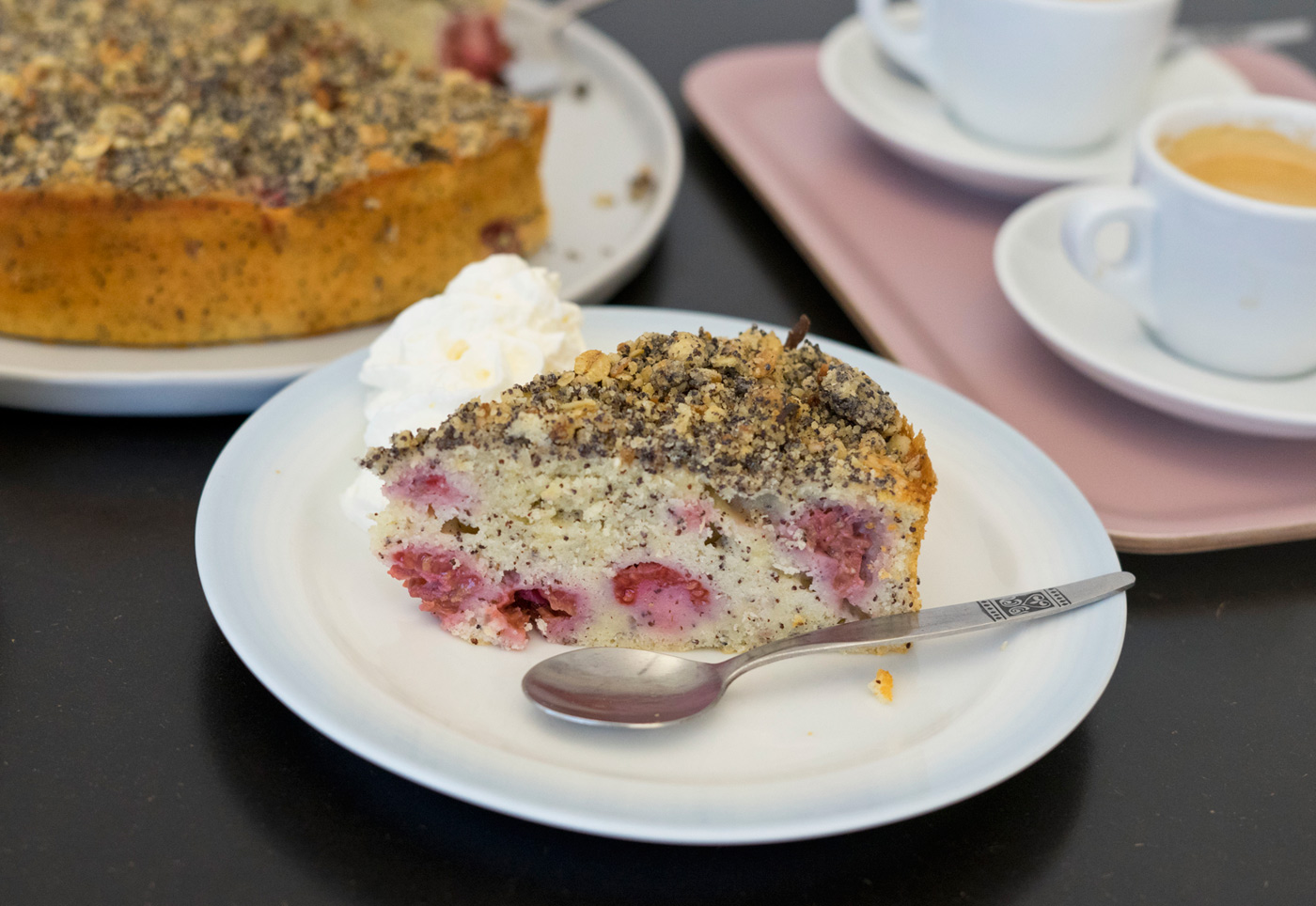 Derselbe Kuchen, in einer Heidelbeer- und einer Himbeerversion. Außerdem einmal in einer Kastenform und einmal in einer Springform gebacken.