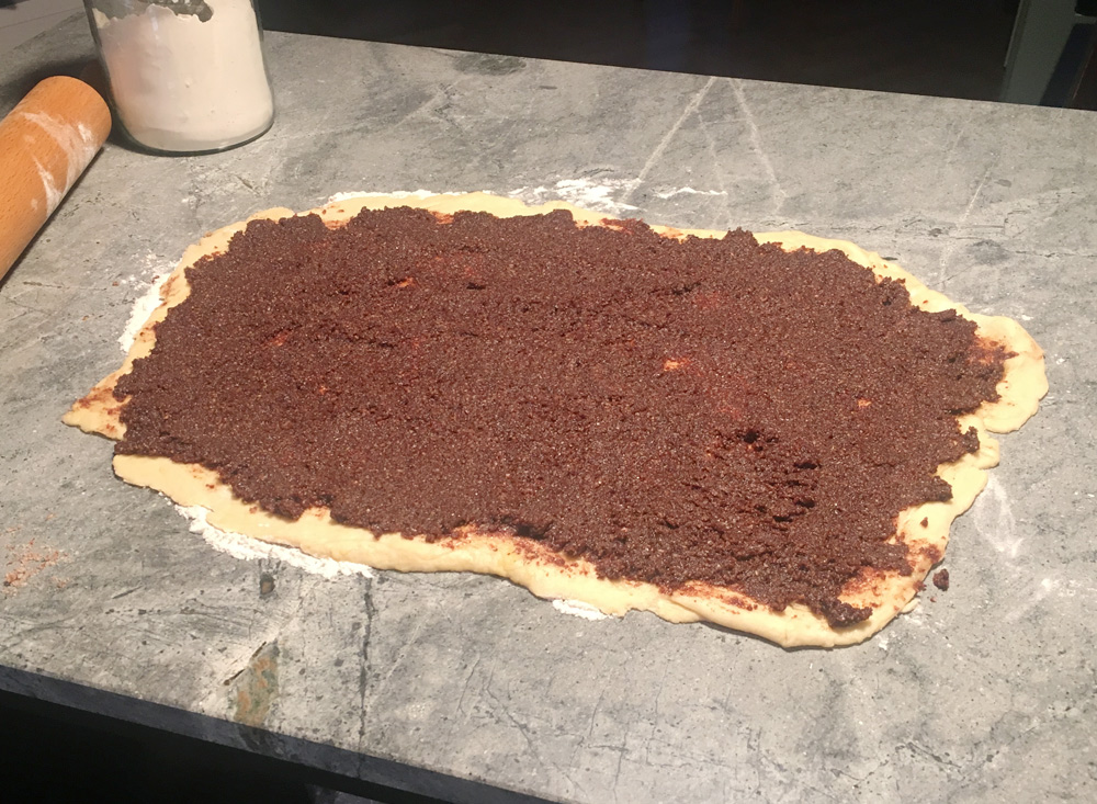 Teig ausrollen und mit Füllung bestreichen