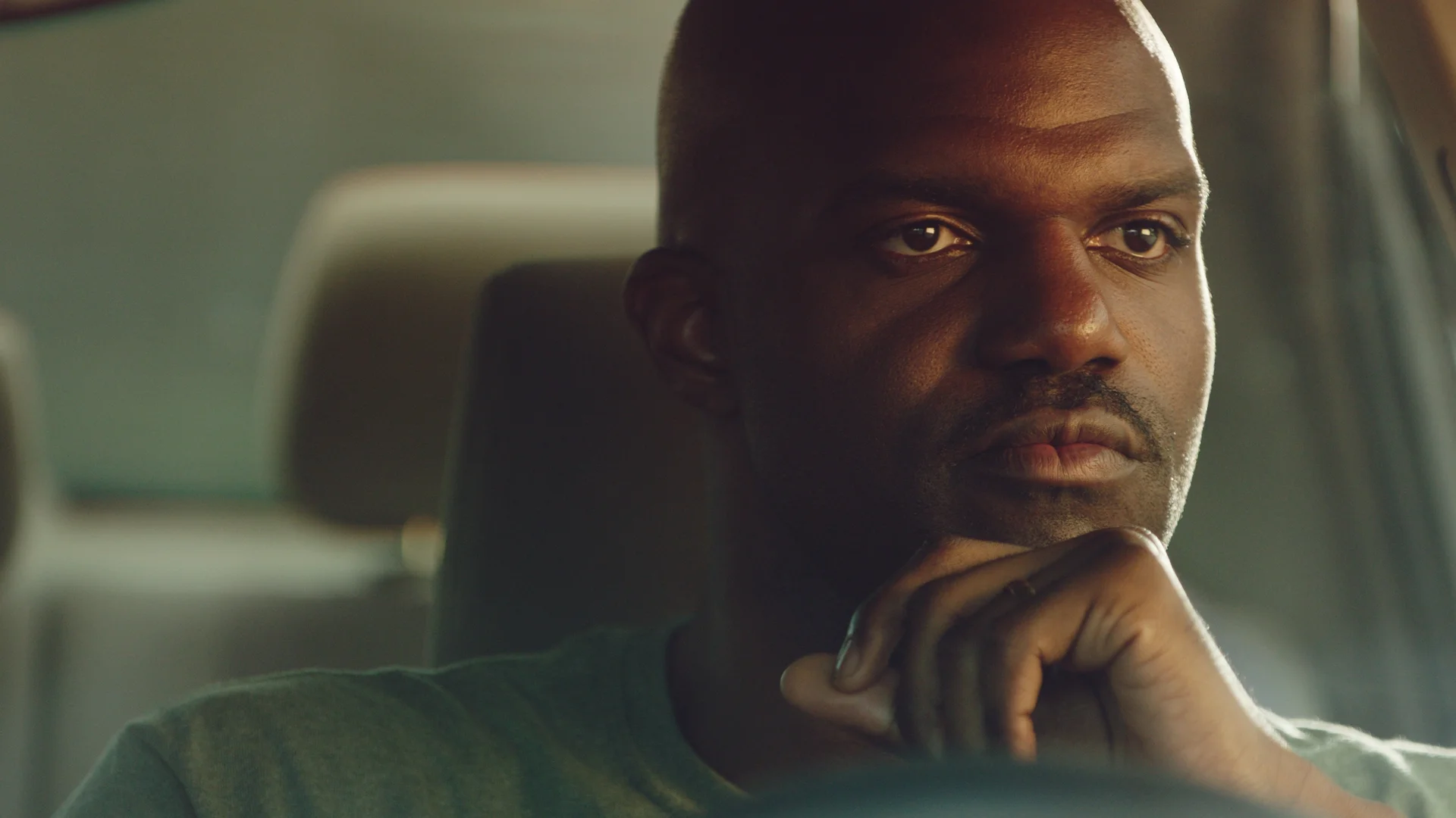 Carl Clemons-Hopkins as HOWARD.
