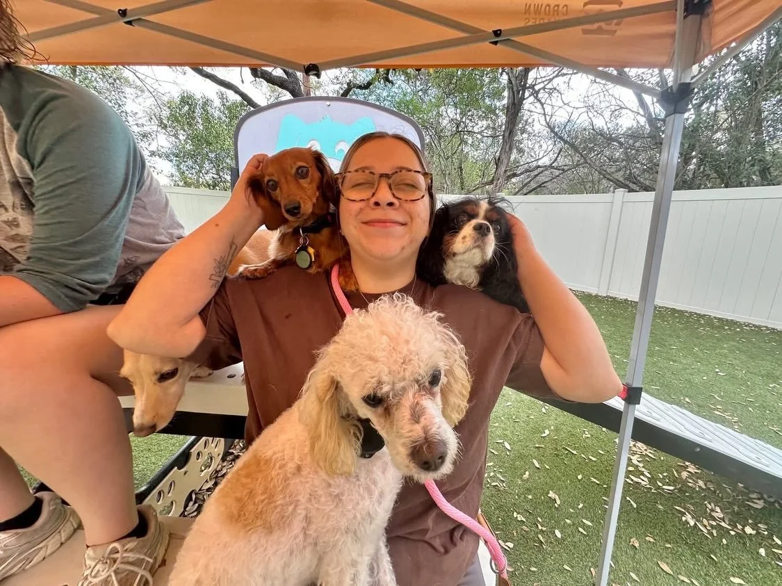 Hi and Happy Monday! We love starting the week with our fur besties! 🩷🐶