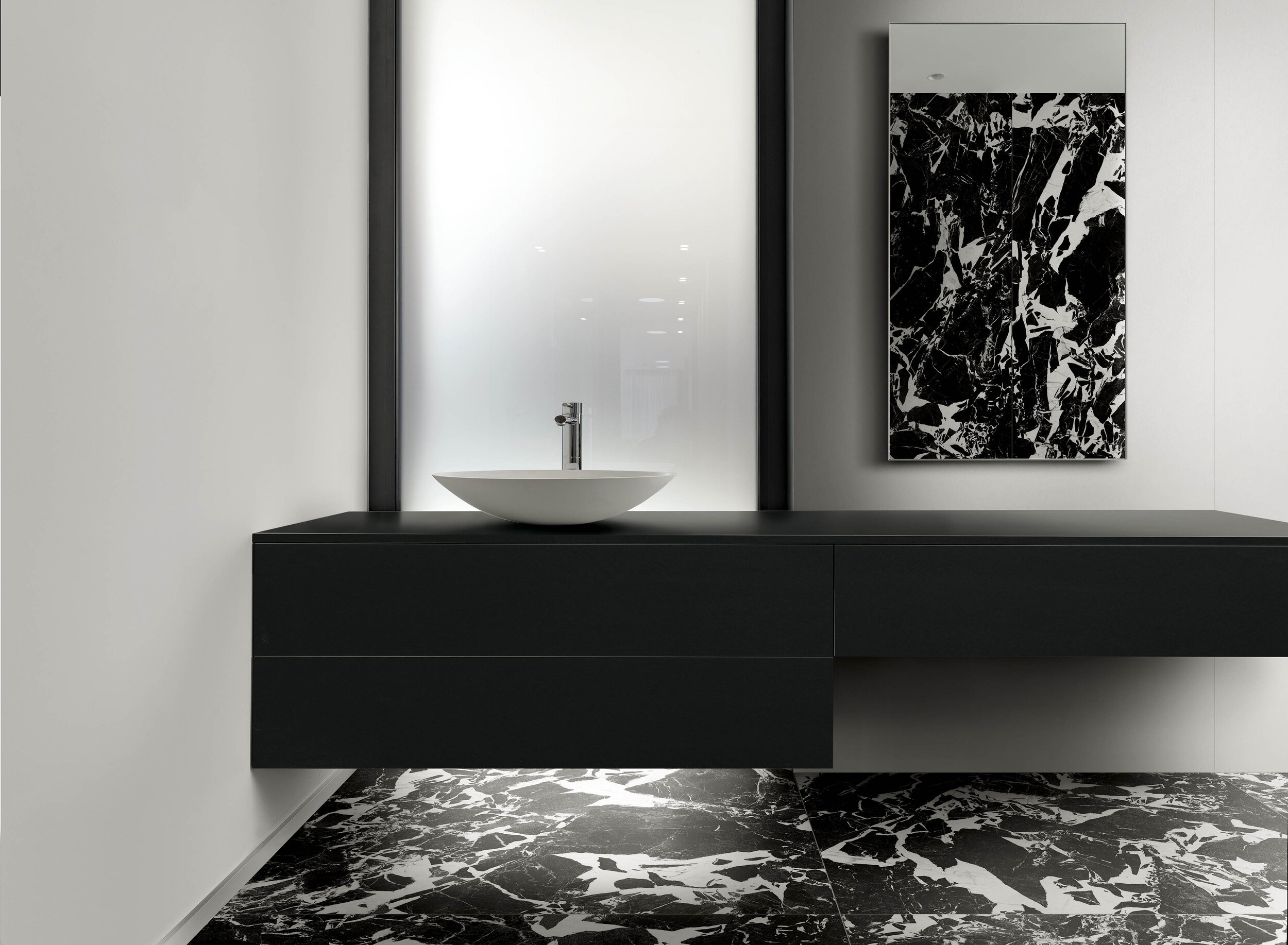 b&w.fragment.white.highglossy.color.black.2.jpg