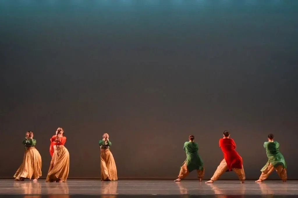 Check out glimpses of Miss Kruti's piece, A Bollywood Wedding, that premiered at @masongrossdance Fall Dance Plus 23 Concert this past weekend!

Sanskruti instructors Miss Gianna and Miss Katherine were also featured in this work! 

So special to be 