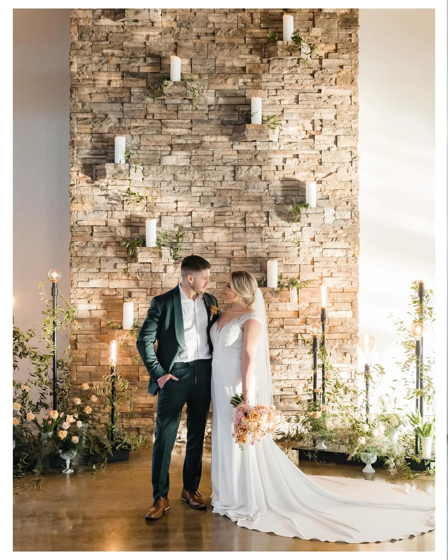 Remembering this beautiful light @pear_tree_estate . 
-
-
-
-
-
-
-
#midwestwedding #weddingdocumentary #peartree #naturalweddingphotography #peartreeestate #weddingpioneerchicago #thisisreportage #champaignweddingphotographer #intimatewedding #repor