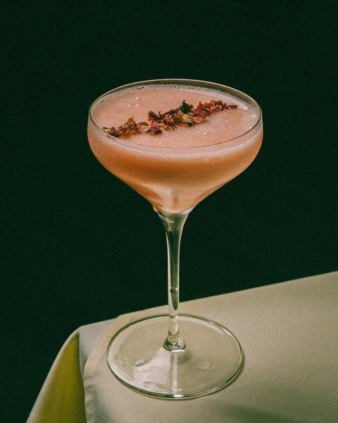 End your weekend with one of our cocktails or non-alcoholic mocktails seen here! 🍸