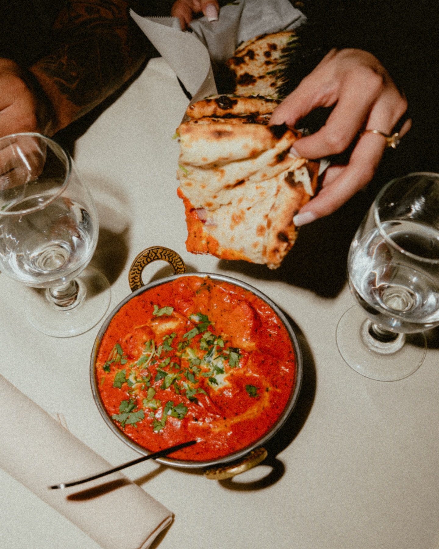 You can never go wrong with a classic butter chicken and garlic naan 🇮🇳