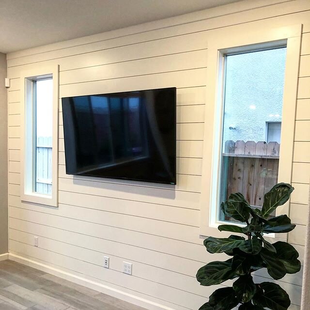 Shiplap Accent Wall &amp; Updated Window Casings... SWIPE for before picture! I love the transformation, simple changes in the family room really make a world of difference. Thank you @kaylynn.gray for allowing me into your lovely home 🙌 
www.dumwoo