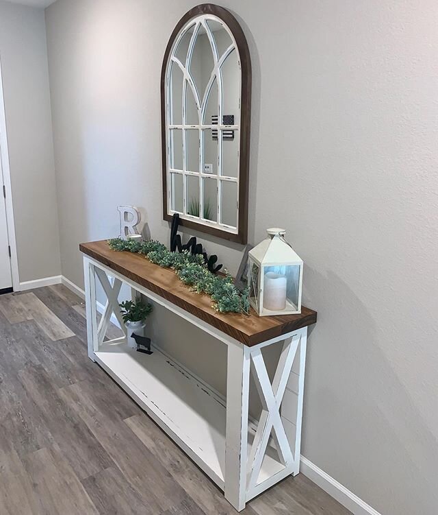 ❗️Rustic Farmhouse Chic Entryway Table❗️I finished this awesome entryway table a couple of weeks ago and I&rsquo;m glad I waited to post a picture because I love the way it&rsquo;s decorated along with the matching mirror! Looks so amazing. My high s