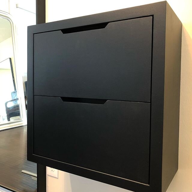 ❗️Floating Black Cabinets❗️This weekend I&rsquo;ve been finishing up everything @minxsalonandspa in preparation of their re-opening so it&rsquo;s nice to see these items installed in the salon! I love the look!
www.dumwood.com
.
.
.
#dumwood #dumwood