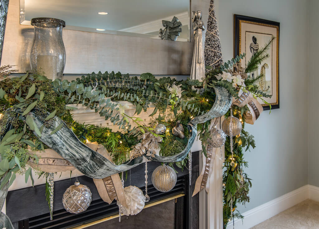 Christmas-fireplace-floral-arrangement.jpg