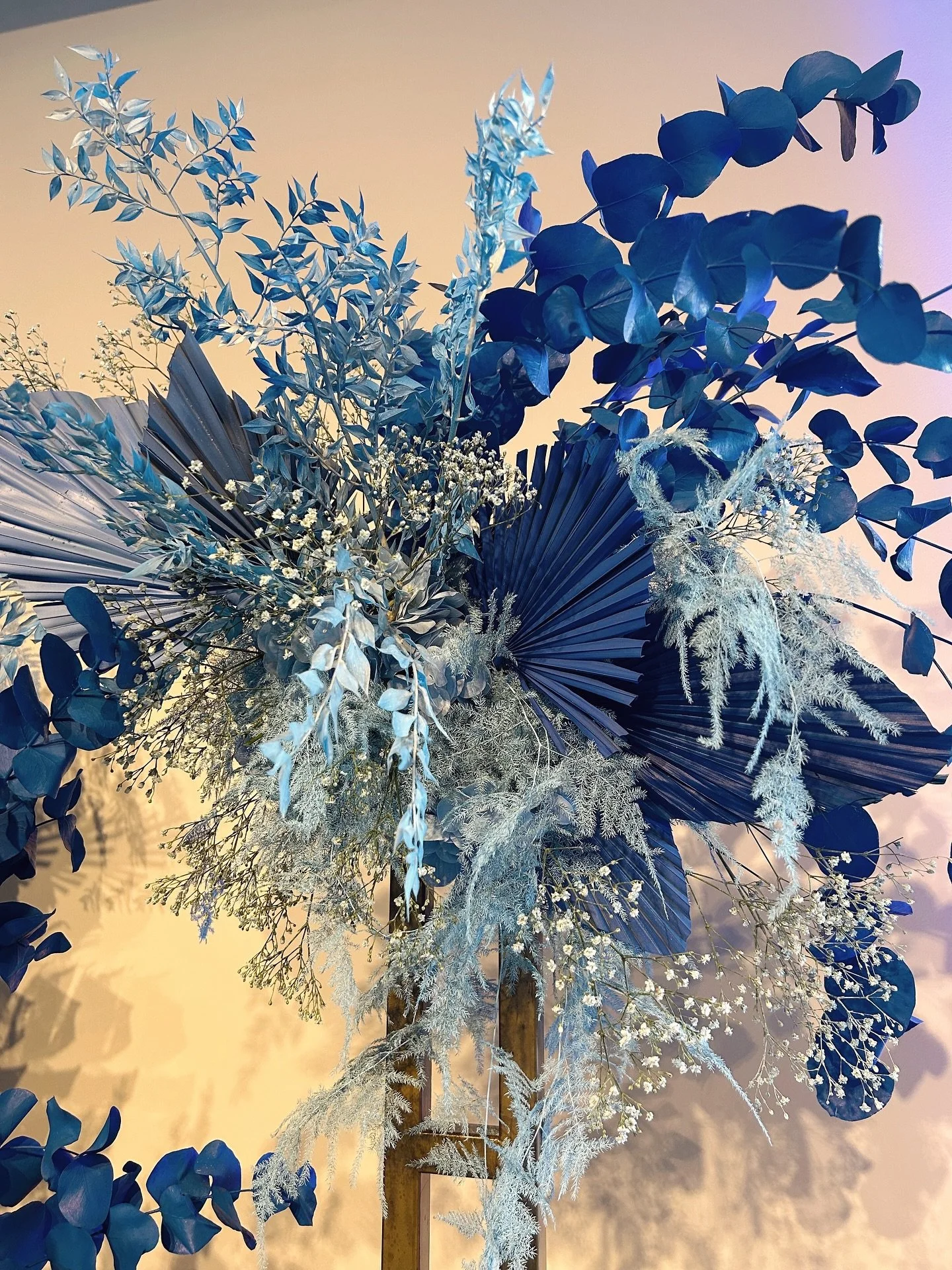 A dreamy blue toned celebration at @thesaintelle 
💙 🩵 💙 
This modern floral installation brought depth, texture, and a touch of whimsy to the space, transforming the venue into a serene, tropical experience 🌺