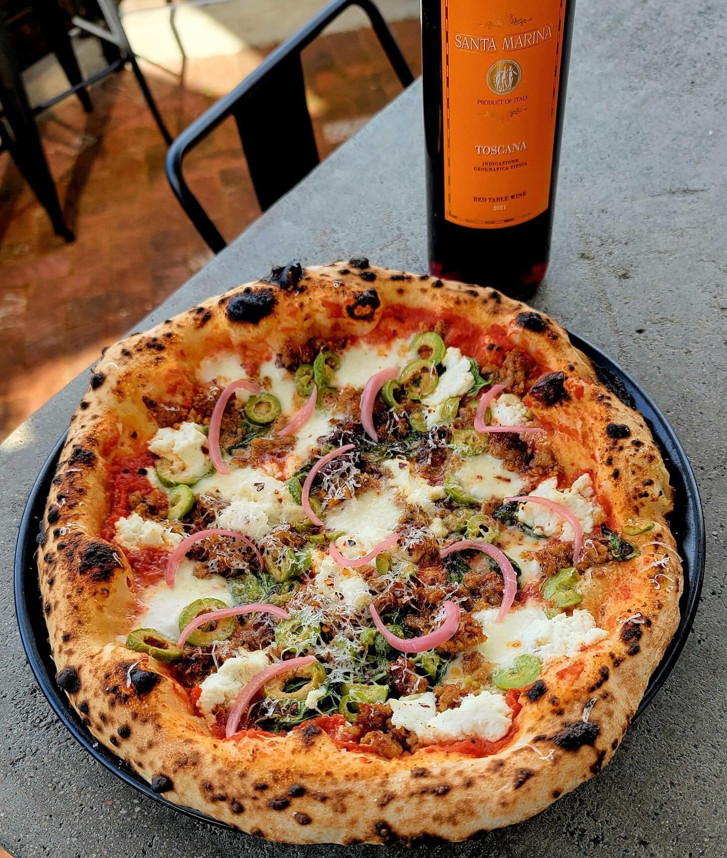 Special Wine and Pizza Pairing tonight! 🍷 🍕 

A Sausage Pizza with Marinara, Basil, Garlic, Chile Flakes, Fresh Mozzarella, Ricotta and Olives. Topped with Fresh Grated Parmesan and Pickled Onions&nbsp;🍅 🌿 🧀 🧅 

Santa Marina Toscana - Sings wit