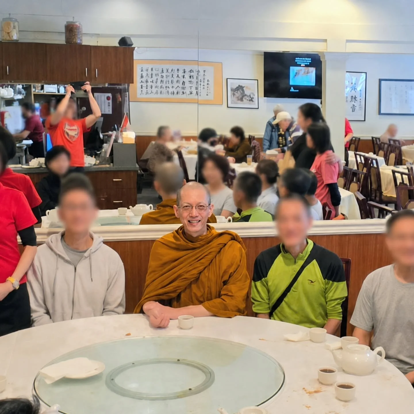 It was our pleasure to welcome Zen Master Bhikkhu Khantiko 阿贊耀法師 of the HONG KONG THERAVADA MEDITATION SOCIETY and his followers to Sun Bo Kong for lunch before he kickstart his Mindfulness Course in Vancouver from June 02~15.

We thank them for choo