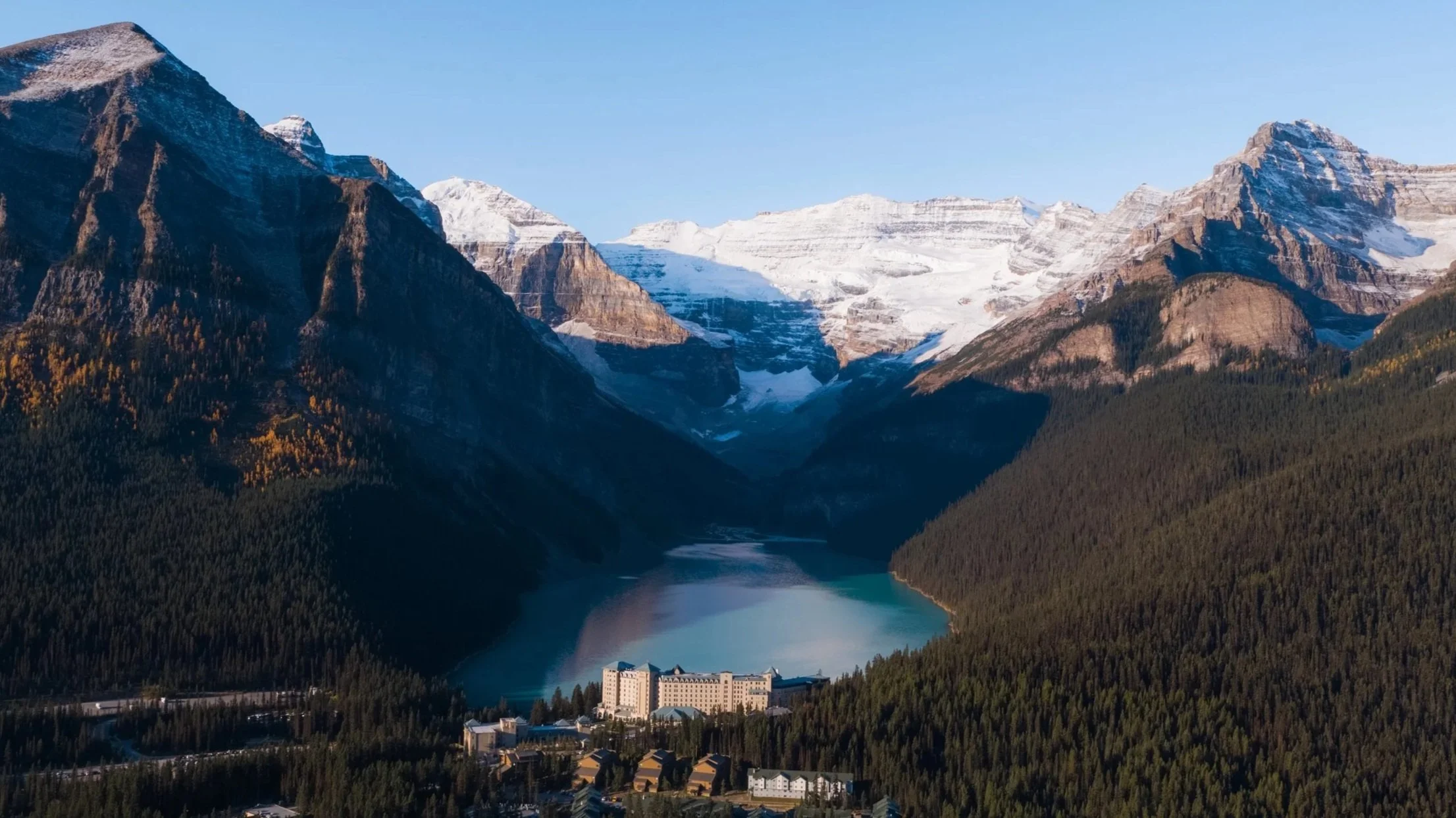 Fairmont+Chateau+Lake+Louise.jpg