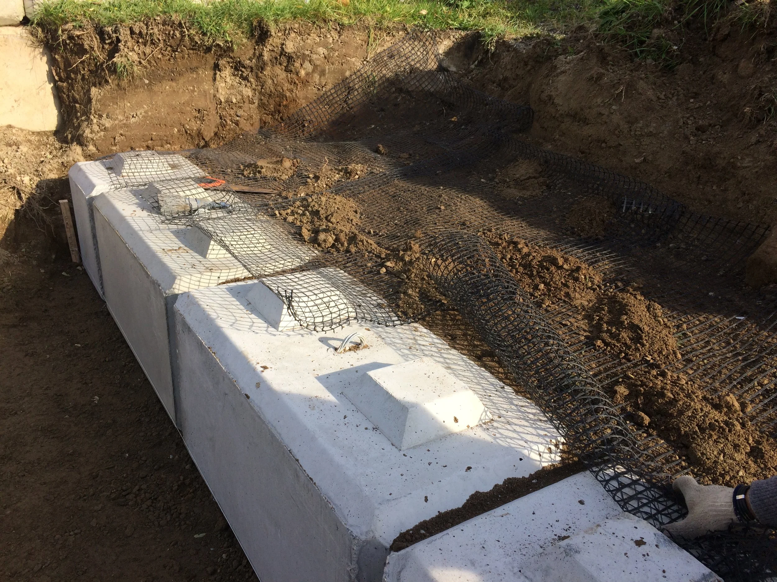 LOC -BLOCK RETAINING WALL C/W GEO GRID AND COMPACTION
