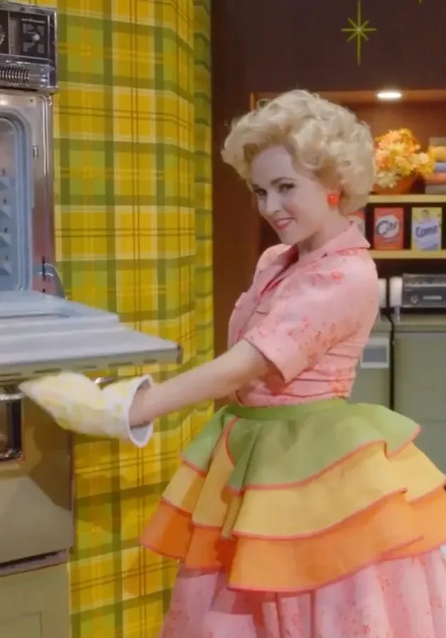dancing-housewife-the-marvelous-mrs-maisel-s5e4-1.jpeg