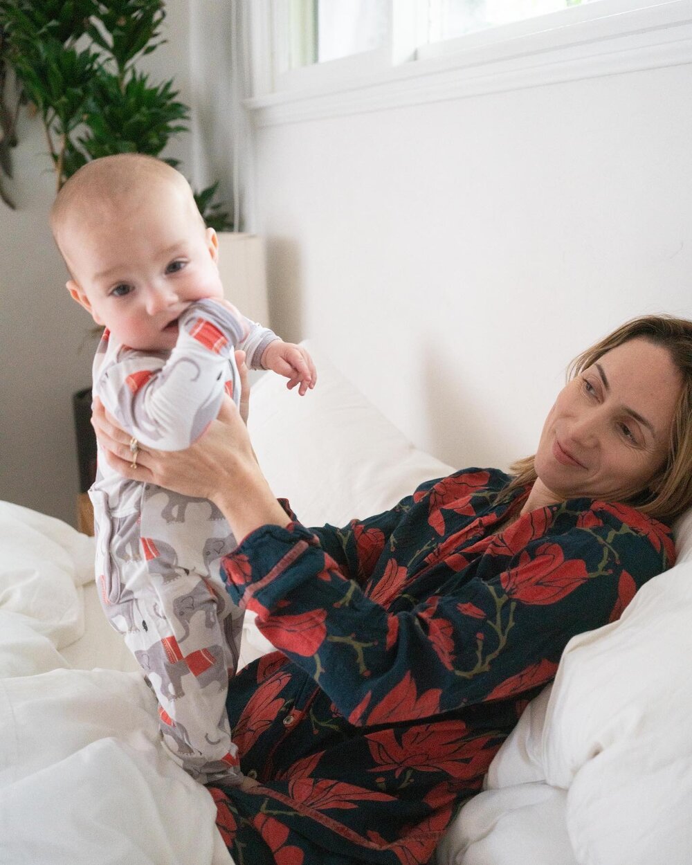 On the blog today: My top 10 non toxic baby brands! And on my bed (aside from these delicious tiny humans), is all @brooklinen ❤️❤️ It&rsquo;s hard to get moving cause nobody wants to leave this snuggle party! Link in bio to subscribe ! #beyourbestse