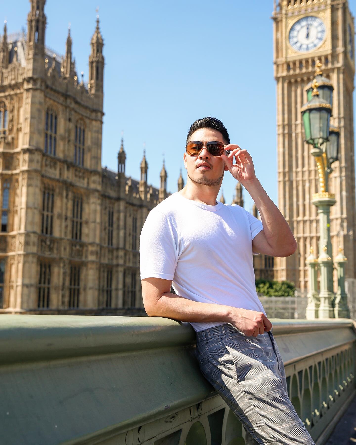 Catching that last bit of ☀️ 🇬🇧 

📸 @victoriametaxas 

-
#mensstyle #menslifestyle #travelblogger #mrhudsonexplores #outtravel #londonblogger #londonlifestyle #gaytravel #instagay #gaytraveler #bigben #palaceofwestminster #iamatraveler #travelinst