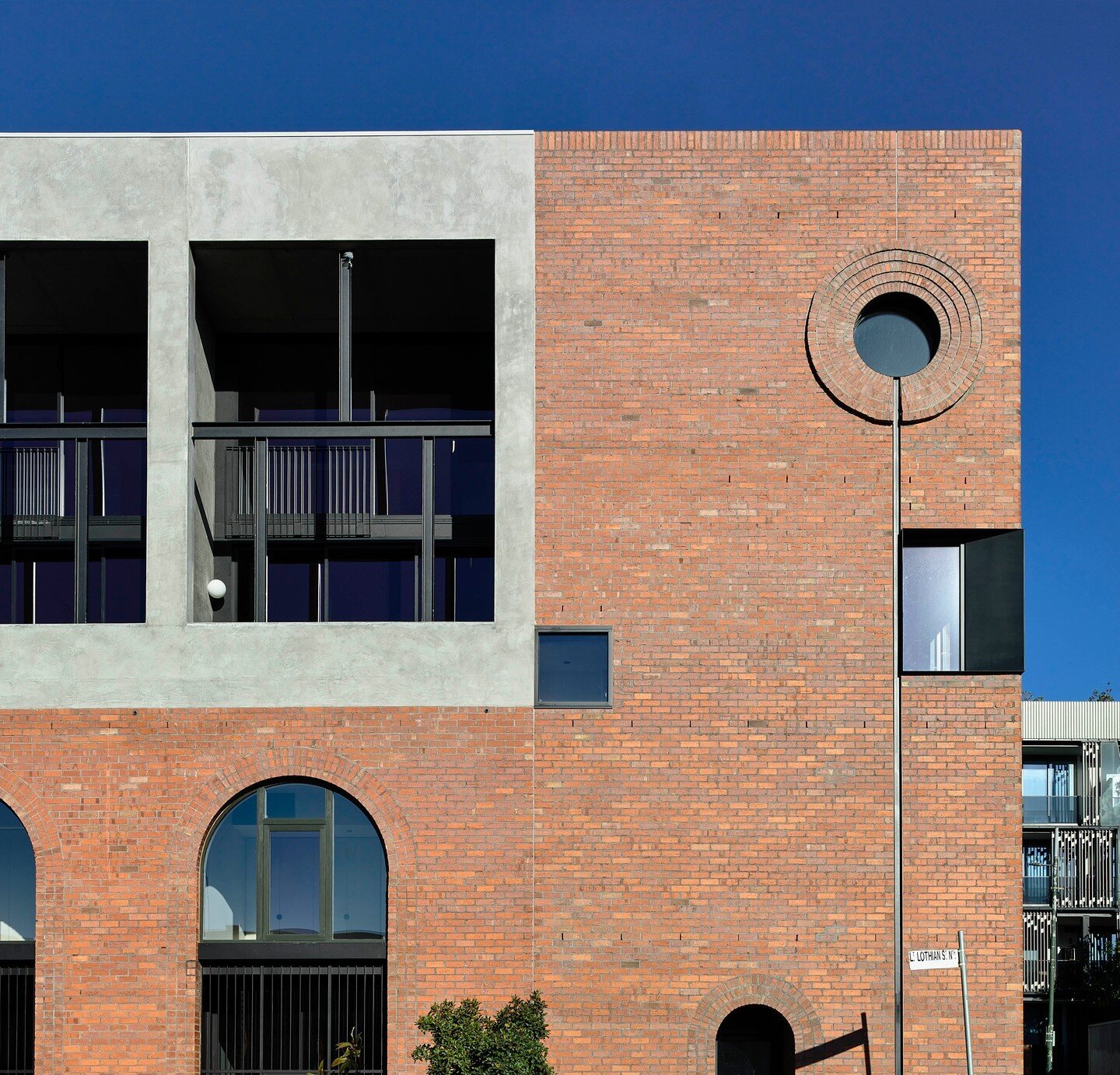 The award-winning Lothian townhouses in North Melbourne feature Krause Bricks in Heritage Red; a nod to the industrial buildings that characterised the area in the nineteenth and early twentieth century.

Designer: @kennedy_nolan
Developer: @excelon.