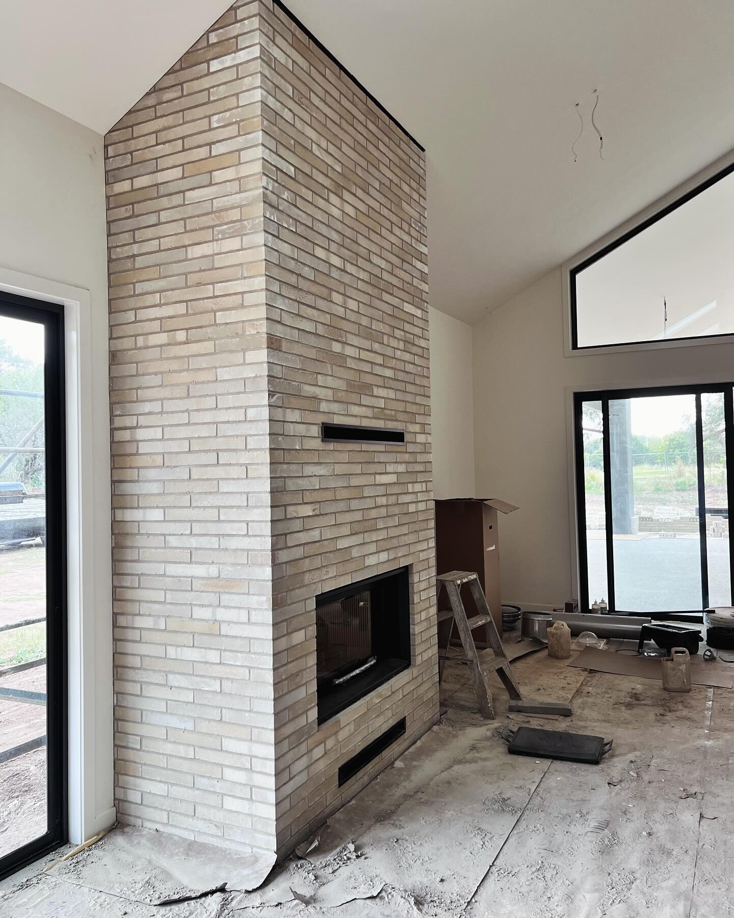 The @south_of_grant family home is rapidly taking shape, brick by brick. And at the centre of it all, is the statement @maisonfireplaces encased with handmade Krause Bricks from floor to ceiling. 

Photo: @south_of_grant