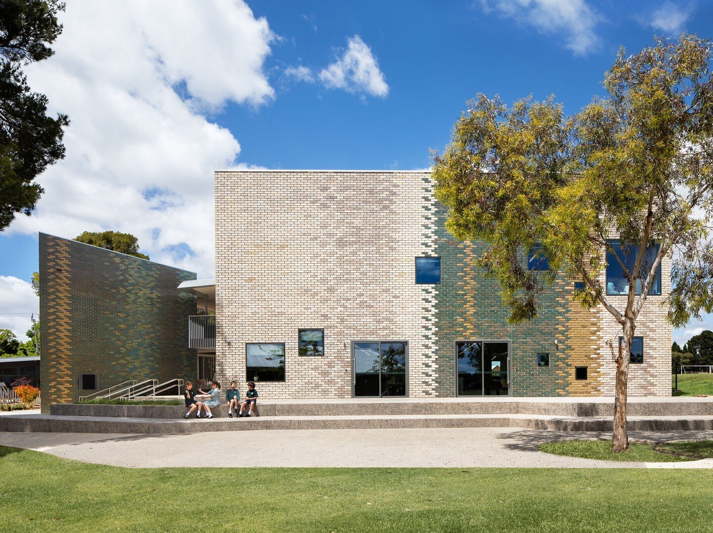 The @geelong_college Junior School is a perfect example of how design can be used to insert joy and playfulness in our educational precincts.

The exterior of the building features geographic patterns of Krause Bricks, each of which were glazed by ha