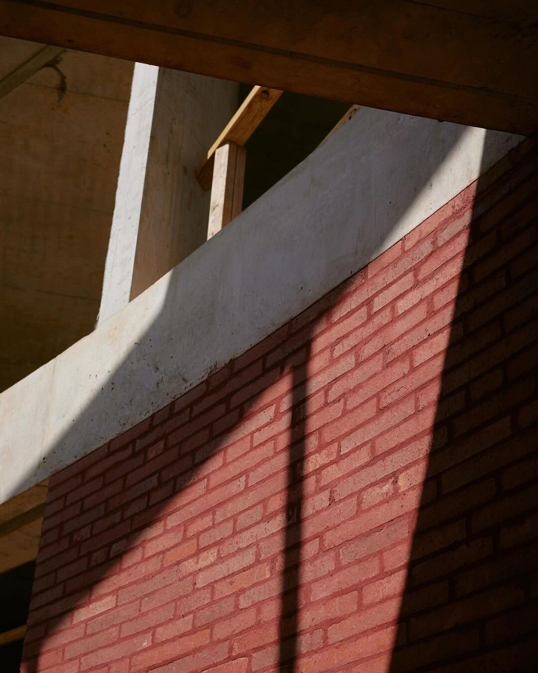 @alex_reinders recently captured these on-site snaps from a residential project in Brighton, Victoria. The texture and vibrancy of the Krause Emperor Bricks in Heritage Red are a standout feature of the build.

Photos: @alex_reinders
Design: @matyasa
