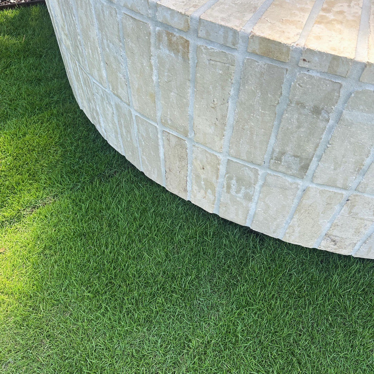 We love the detail in this curved planter box by @seedandstonels, cladded with handmade Krause Bricks in Ghost to beautifully contrast the Sir Grange Zoysia turf.

Photos: @seedandstonels