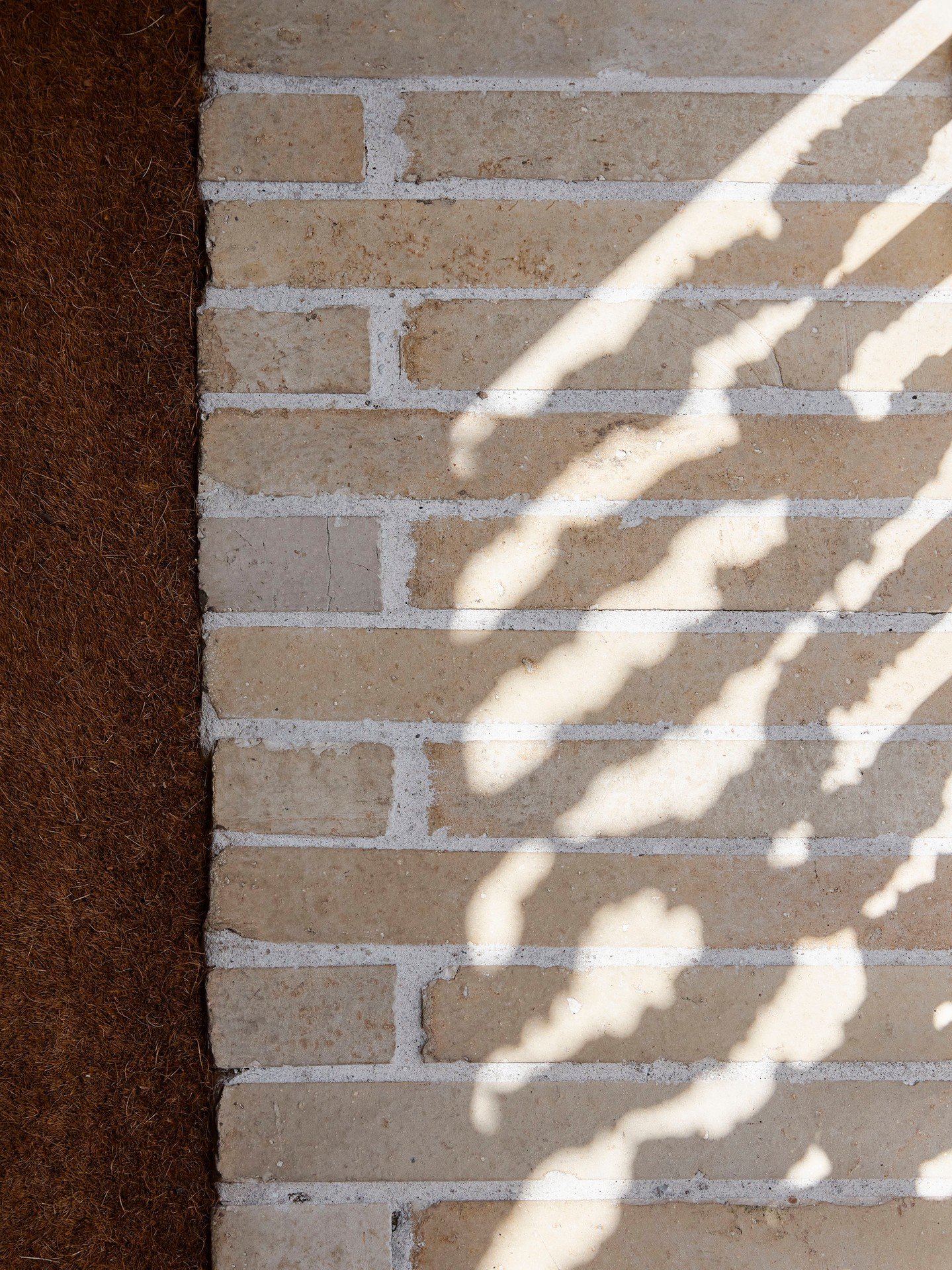 Making bricks by hand means that each and every one is unique, with its own distinct character and story to tell. We love the close-up details here of the Krause Emperor Bricks that highlight @aboutsjb Director Adam Haddow&rsquo;s own home in Sydney 