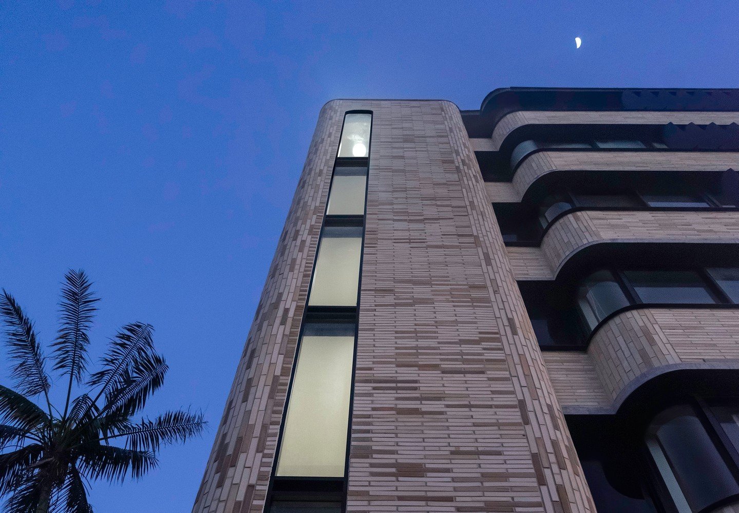 The AQULIAM Luxury Apartments by night, featuring the sleek profile of Krause Emperor Bricks in Ghost 🌙

Architect: @aboutsjb
Construction: @imperoconstructions
Krause Bricks supplied by @robertsonsbuildingproducts
Photographer: @dan_gosse_images