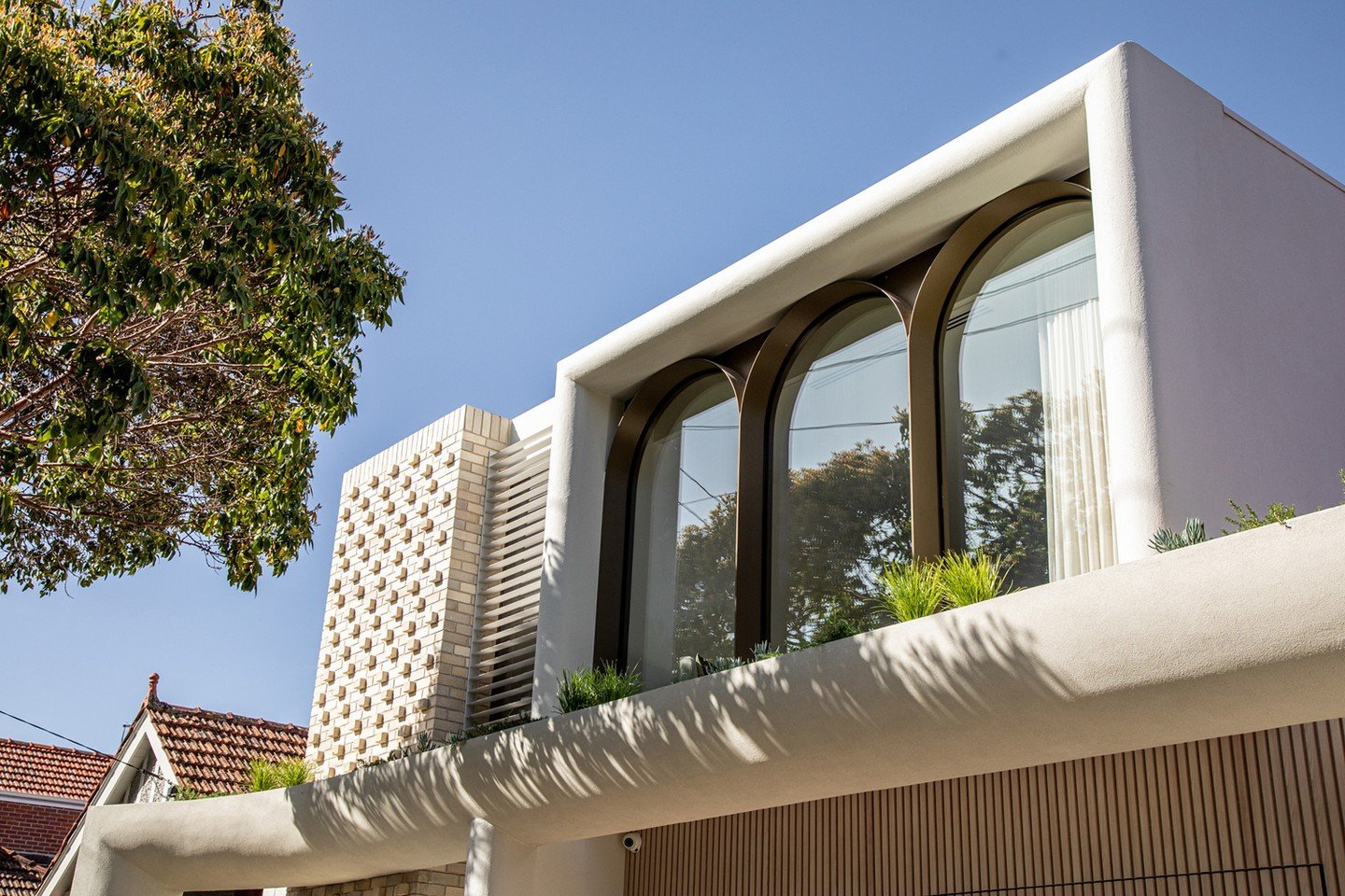 Creative brickwork and gently curved arches combine to stunning effect at 'Tennyson', designed by @sketch_buildingdesign and brought to life by @dash.construct. 

Bricks: Krause Bricks in Ghost Grey
Developer @habita_property_group
Photo via @dash.co