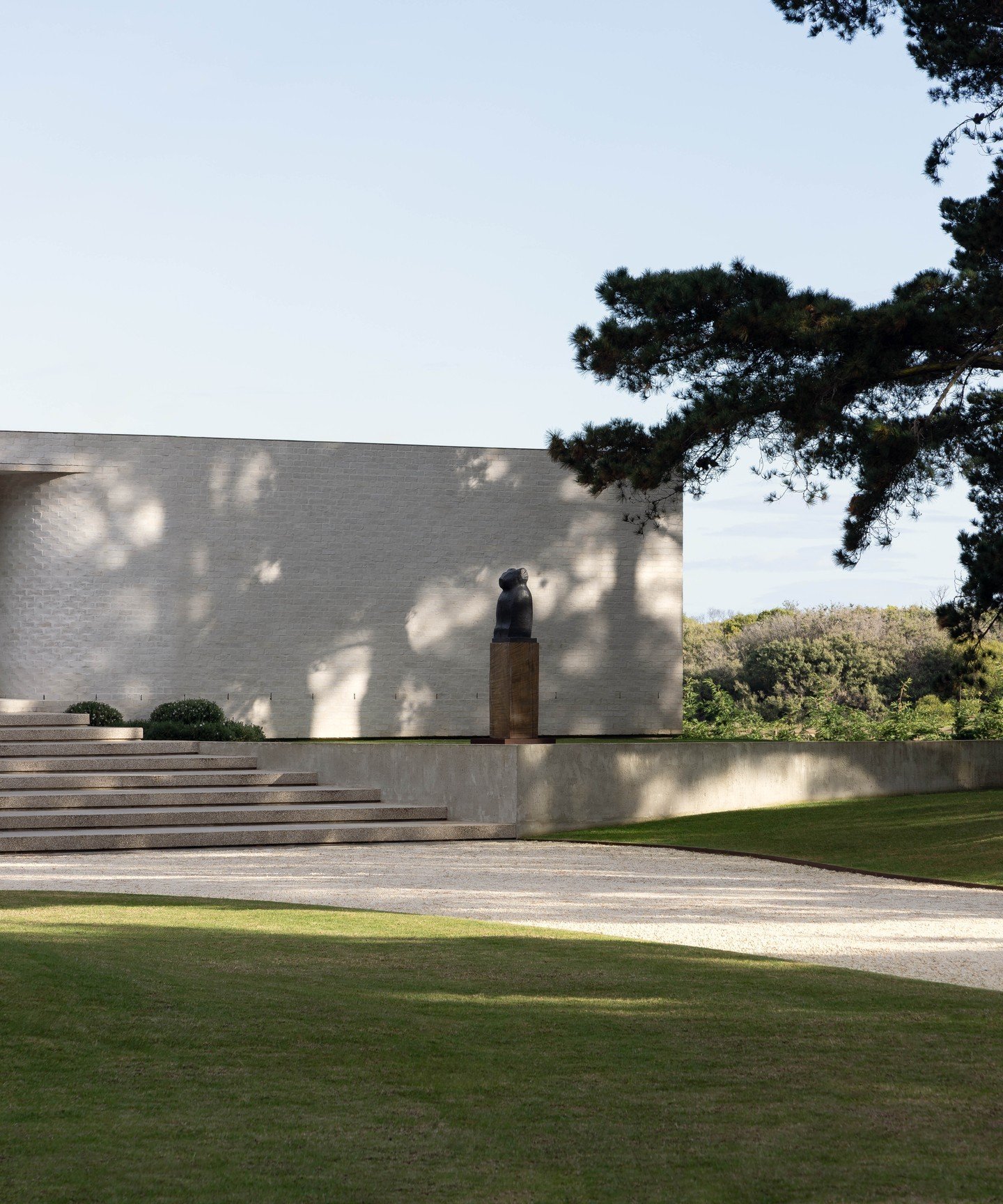 Bold forms meet refined details at Cape Schanck House on the Mornington Peninsula.

Custom-made Krause Bricks complement the home&rsquo;s sleek geometry, seamlessly connecting the grand structure with the surrounding landscape. 

Design: @studio_goss